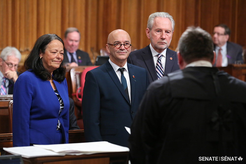 Le sénateur René Cormier est accompagné du sénateur Peter Harder et la sénateure Pierette Ringuette.