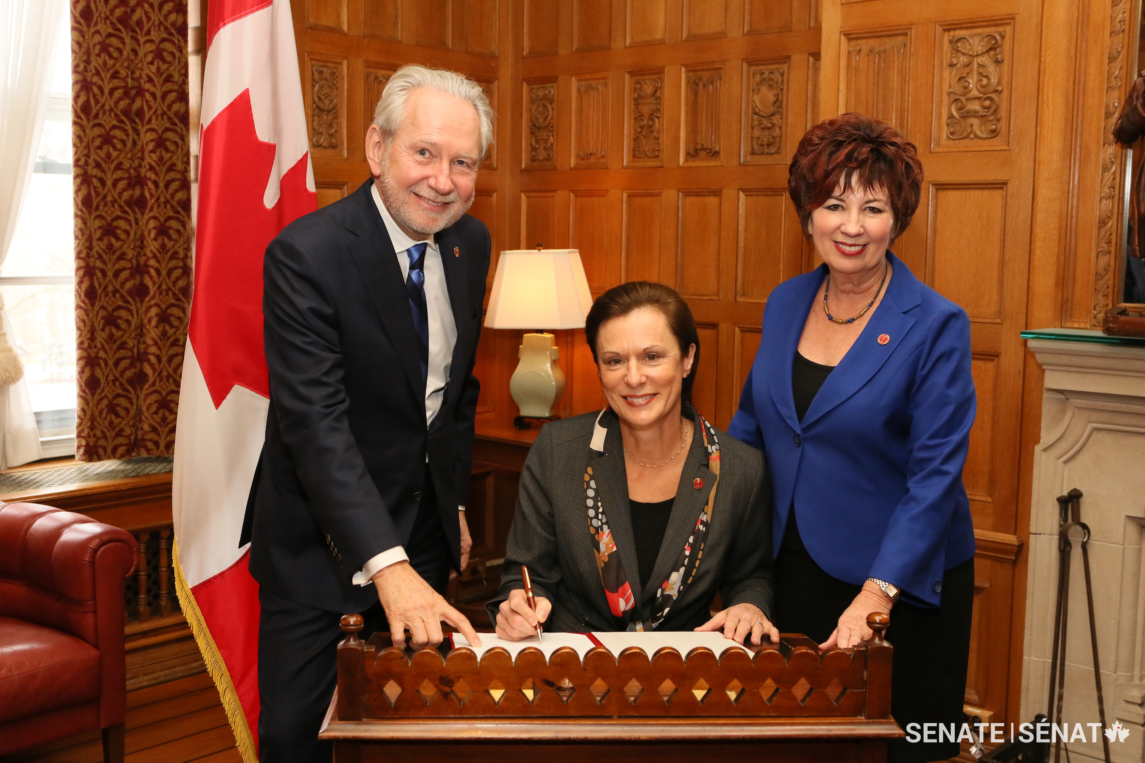 La senatrice Lucie Moncion pose avec le sénateur Peter Harder et la sénatrice Claudette Tardif.
