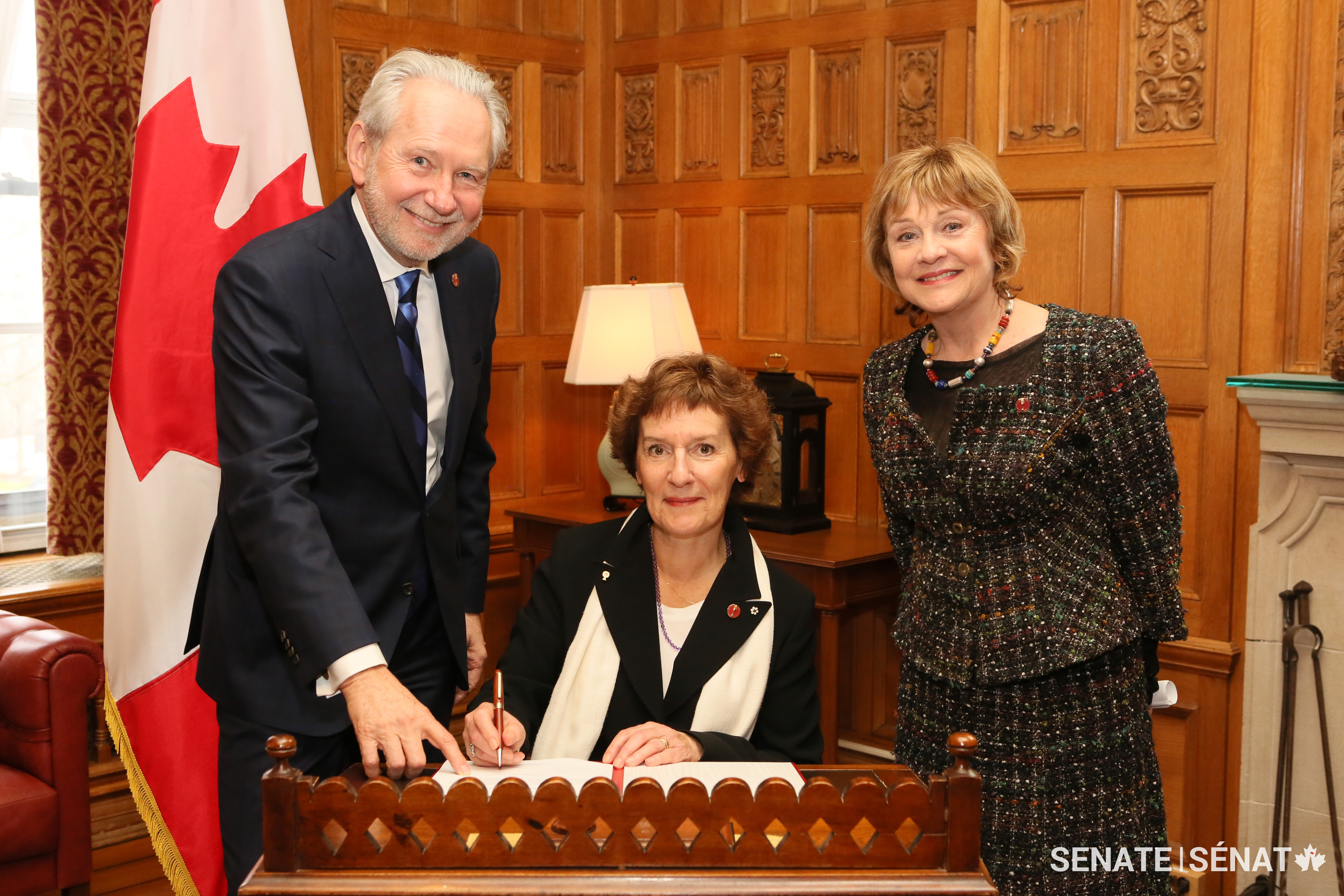 La sénatrice Renée Dupuis pose avec le sénateur Peter Harder et la sénatrice Diane Bellemare.