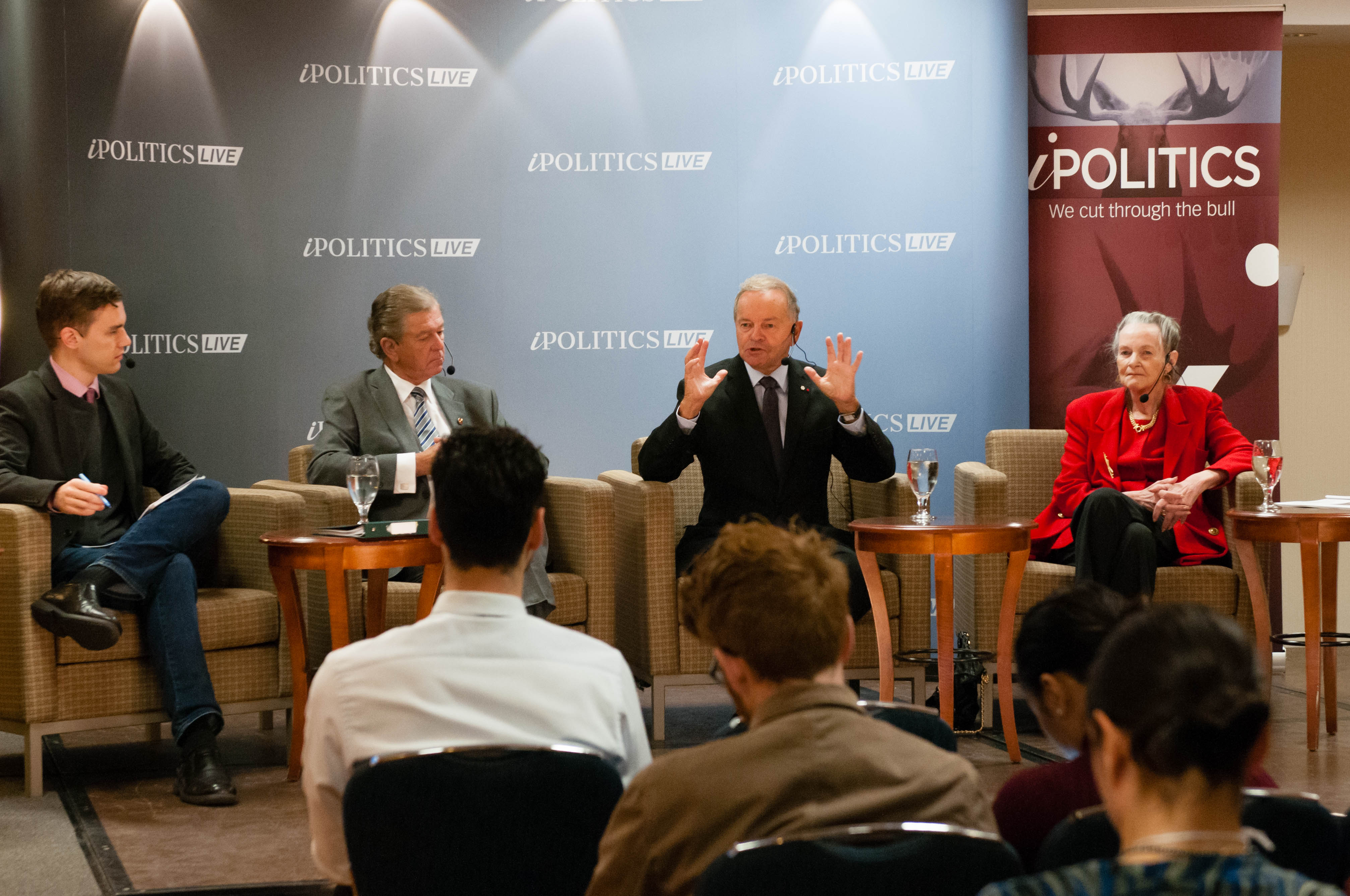 Photo, de gauche à droite: Les sénateurs McInnis, Joyal et McCoy ont aussi discuté du rapport lors d’une table ronde organisée par iPolitics.