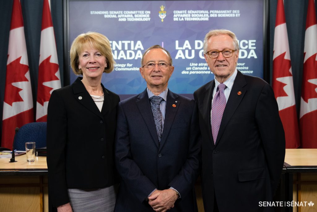 Photo, de gauche à droite : Debbie Benczkowski, présidente de la Société d'Alzheimer du Canada, le sénateur Kelvin Ogilvie, président du comité, et le sénateur Art Eggleton, vice-président du comité, ont discuté de la démence au Canada lors d'une conférence de presse à Ottawa le 15 novembre 2016.