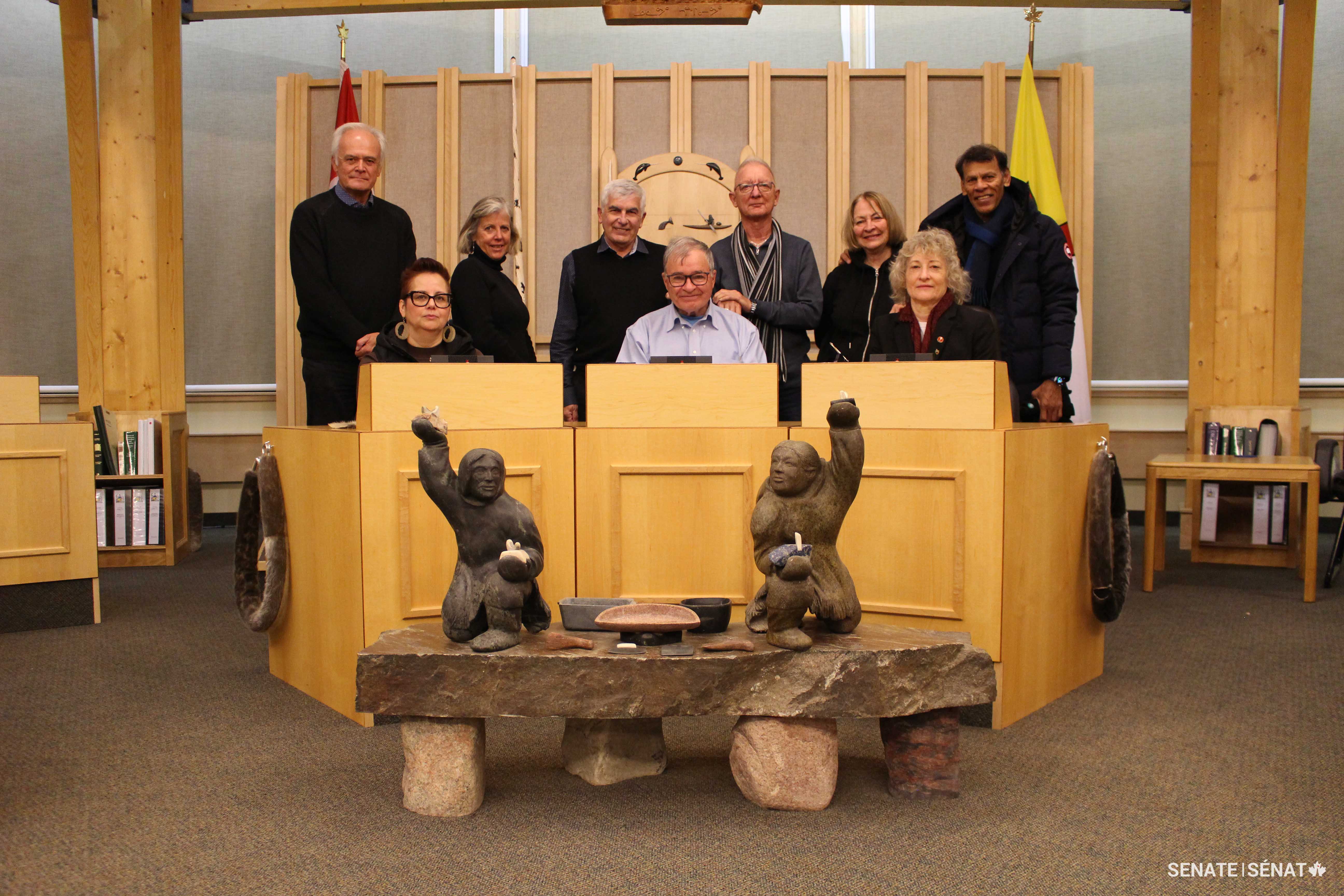 La mission d’étude a réuni les trois sénateurs du Nord à l’Assemblée législative du Nunavut. De gauche à droite, dans la première rangée on voit les sénateurs Margaret Dawn Anderson (Territoires du Nord-Ouest), Dennis Patterson (Nunavut) et Pat Duncan (Yukon), et dans la seconde rangée, les sénateurs Peter Boehm, Marty Deacon, Clément Gignac, Pierre-Hugues Boisvenu, Donna Dasko et Hassan Yussuff.