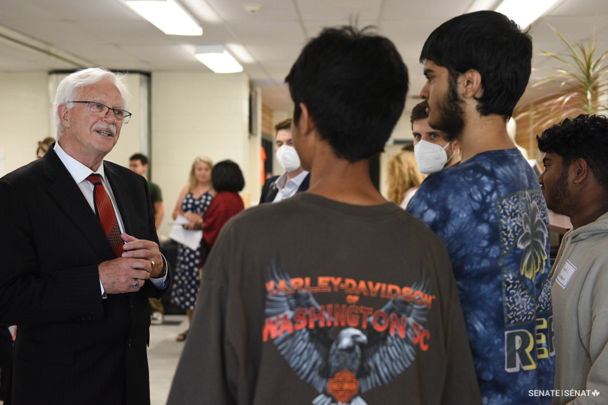 Le sénateur David M. Arnot s’entretient avec des élèves au cours d’une visite à l’école secondaire Clarkson à Mississauga.