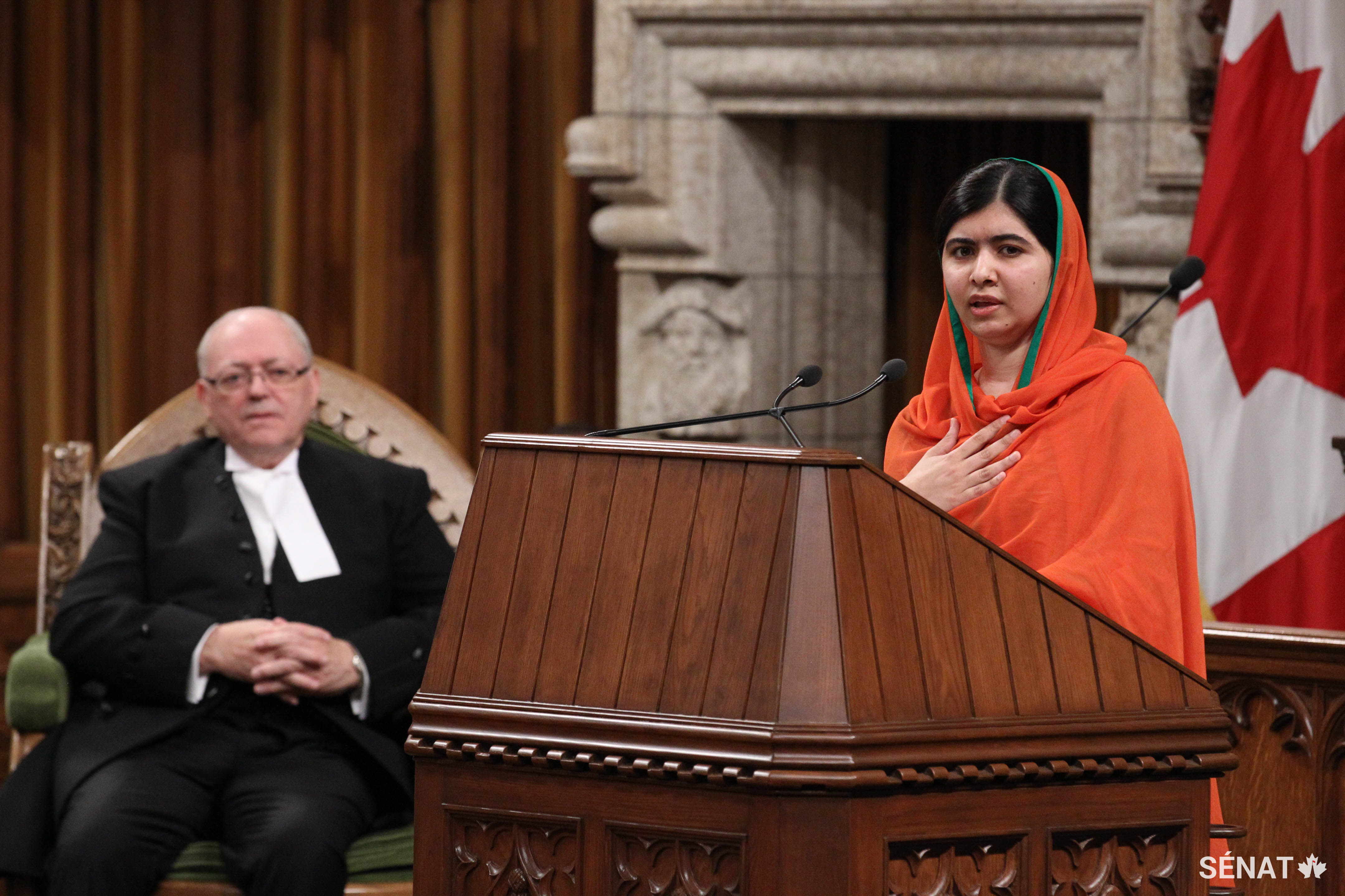Le président Furey écoute Mme Yousafzai lors de son allocution au Parlement, qui réunissait le Sénat et la Chambre des communes.