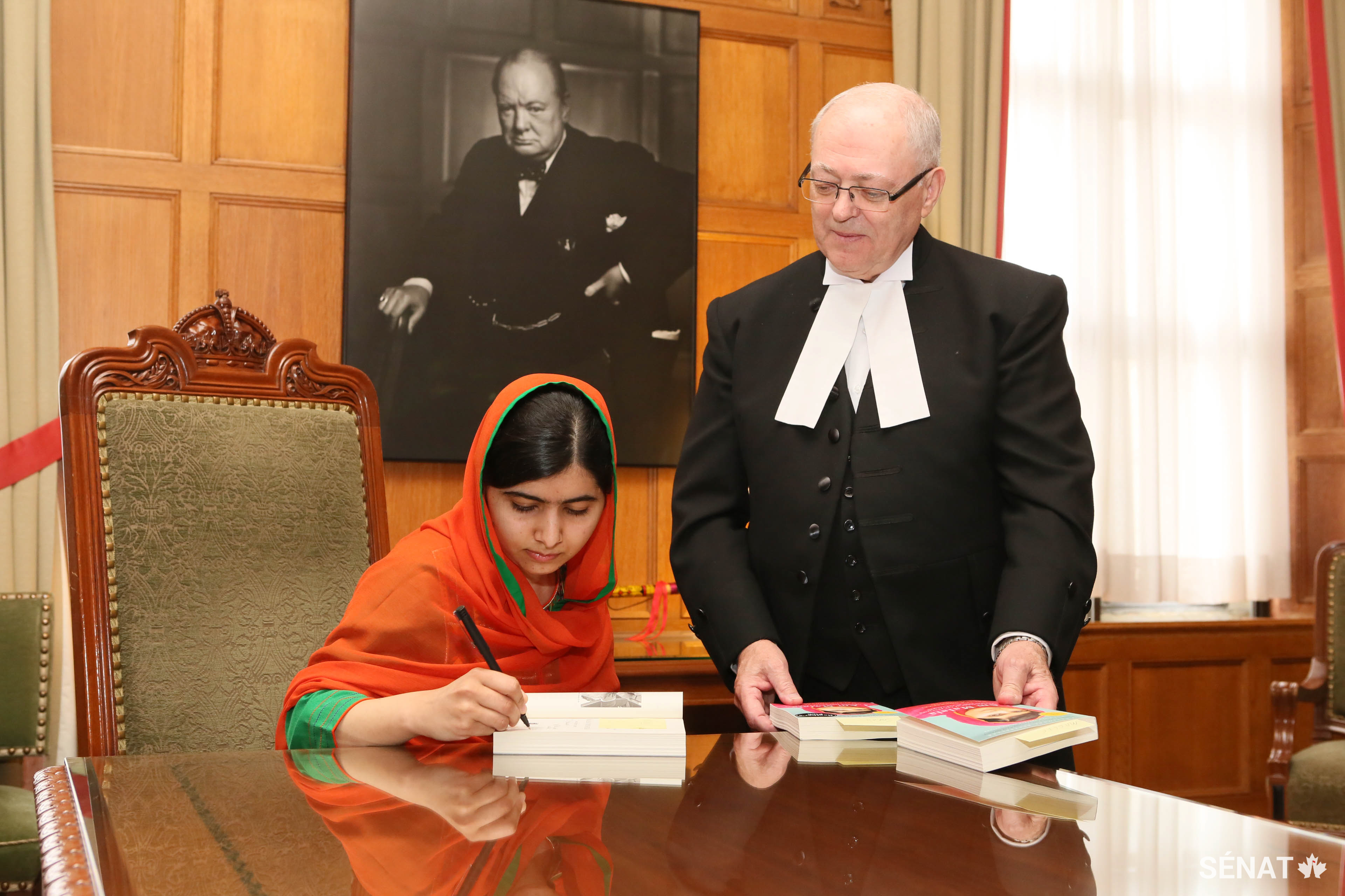 Le président George J. Furey, c.r., reçoit un exemplaire signé du livre de Malala Yousafzai, Moi, Malala, je lutte pour l'éducation et je résiste aux talibans.