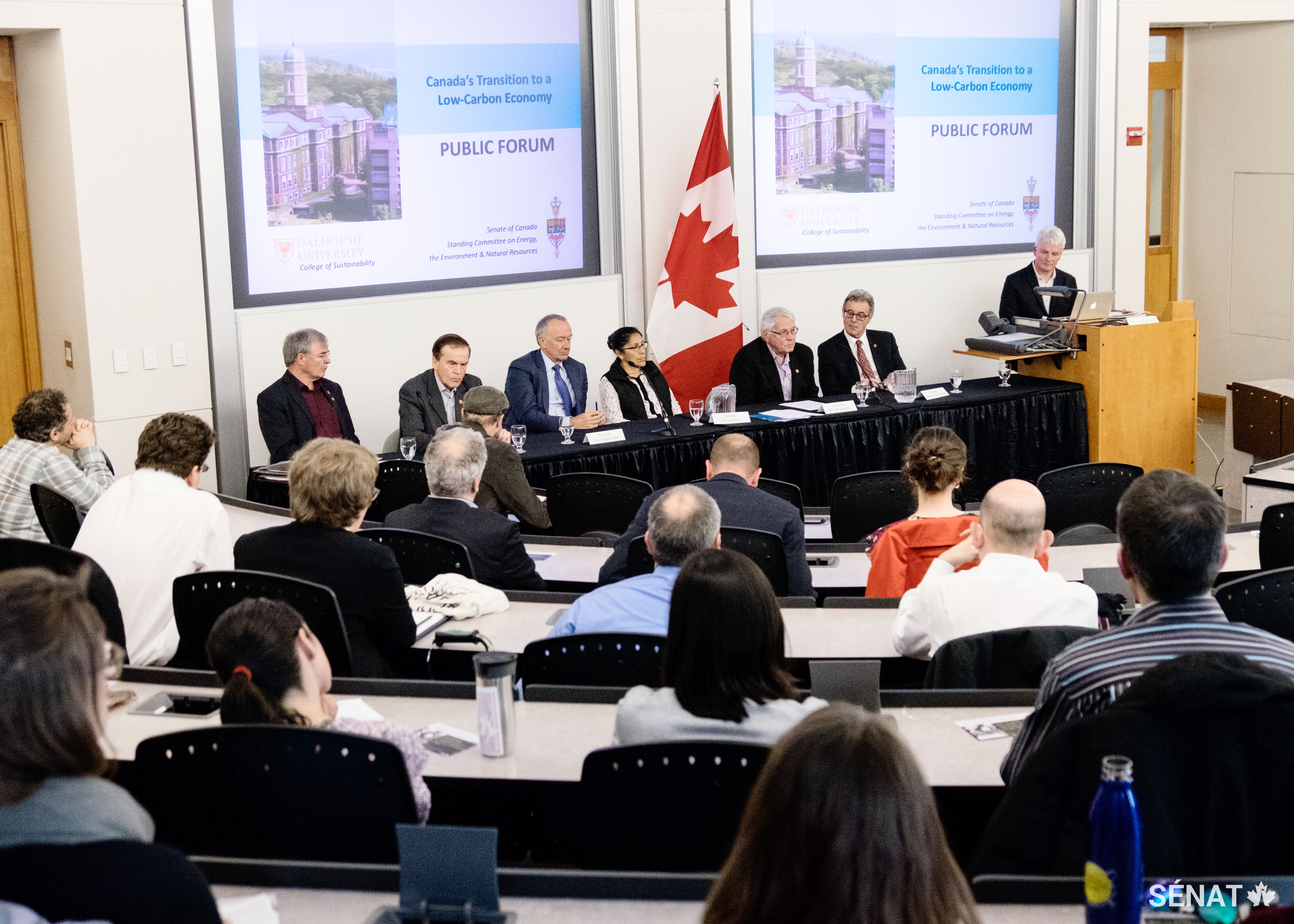 Les sénateurs participent à un forum de discussion à l’Université Dalhousie qui porte sur la transition du Canada vers une économie à faibles émissions de carbone.