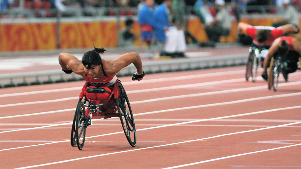 <a href='https://sencanada.ca/fr/senateurs/petitclerc-chantal/'>La sénatrice Chantal Petitclerc</a> compétitionne pour l’or durant la course de 400 m aux Jeux Paralympiques de Pékin 2008.
