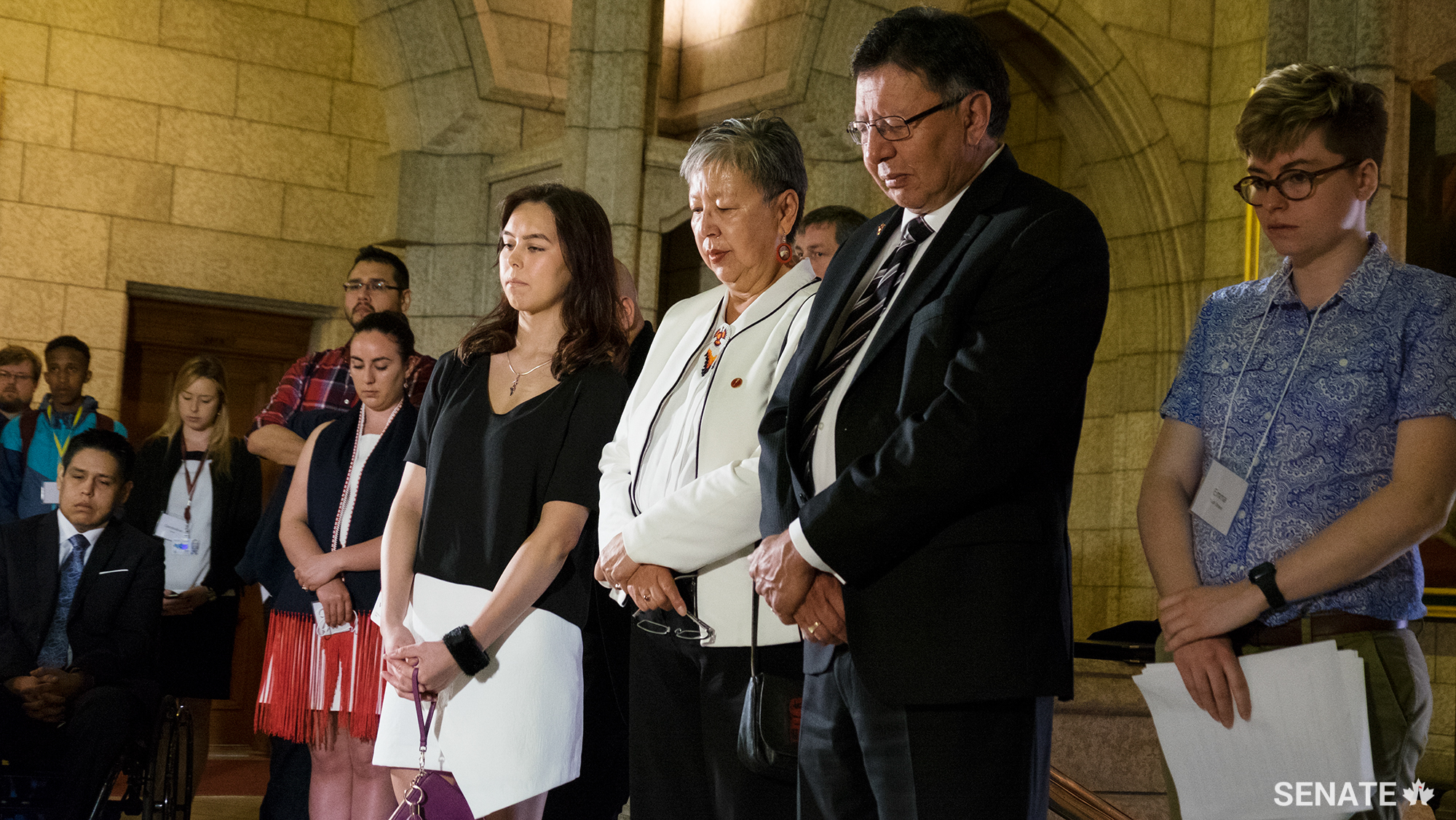 La sénatrice Lillian Eva Dyck est accompagnée du sénateur Daniel Christmas (au centre à droite) lors des cérémonies d’ouverture de « Vision autochtone au Sénat 2017. »
