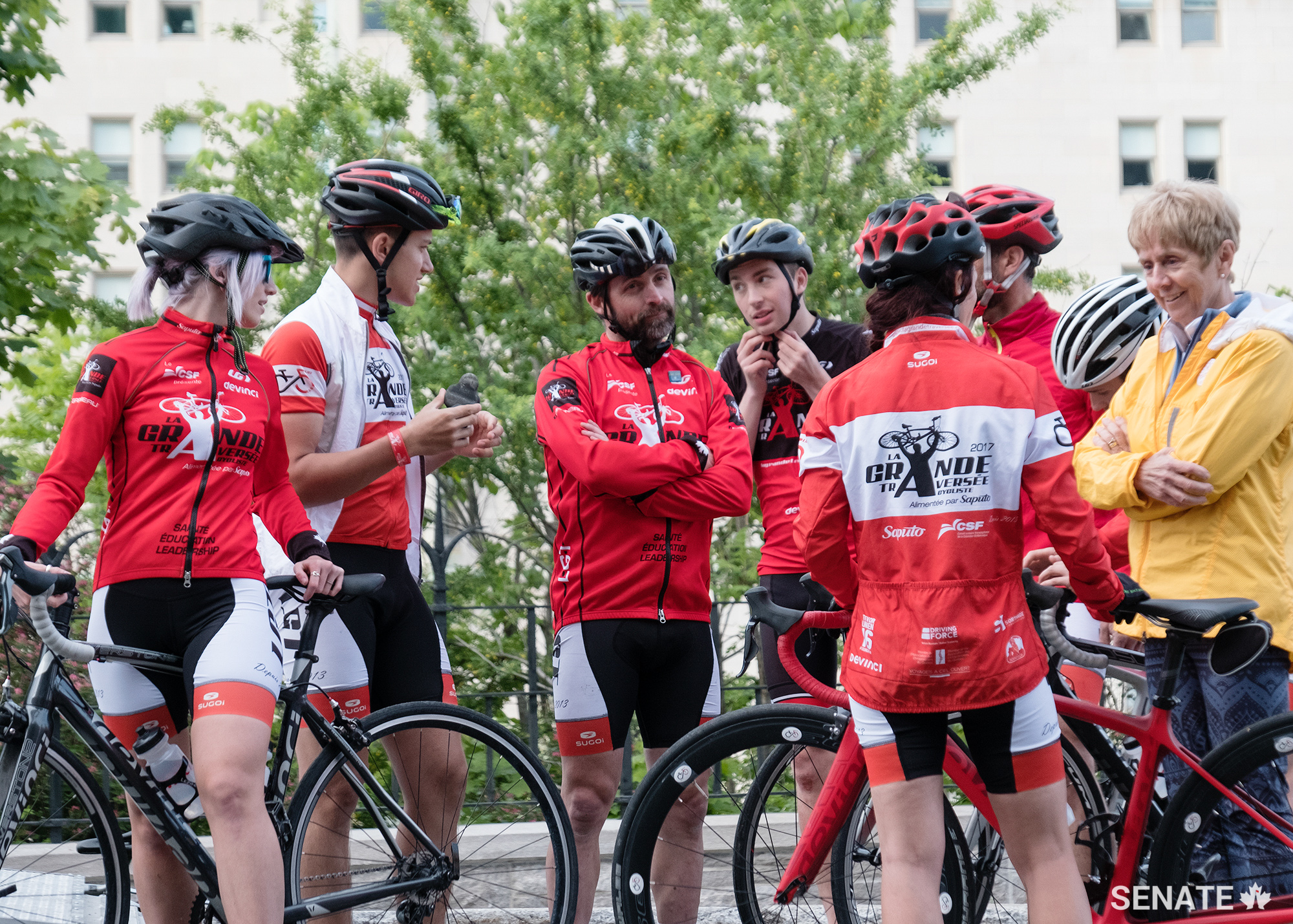 Senator Raine hangs out with La grande traversée bike crew. The crew stopped by Ottawa for Bike Day on the Hill, on their journey from Victoria, B.C. to Bathurst, N.B.