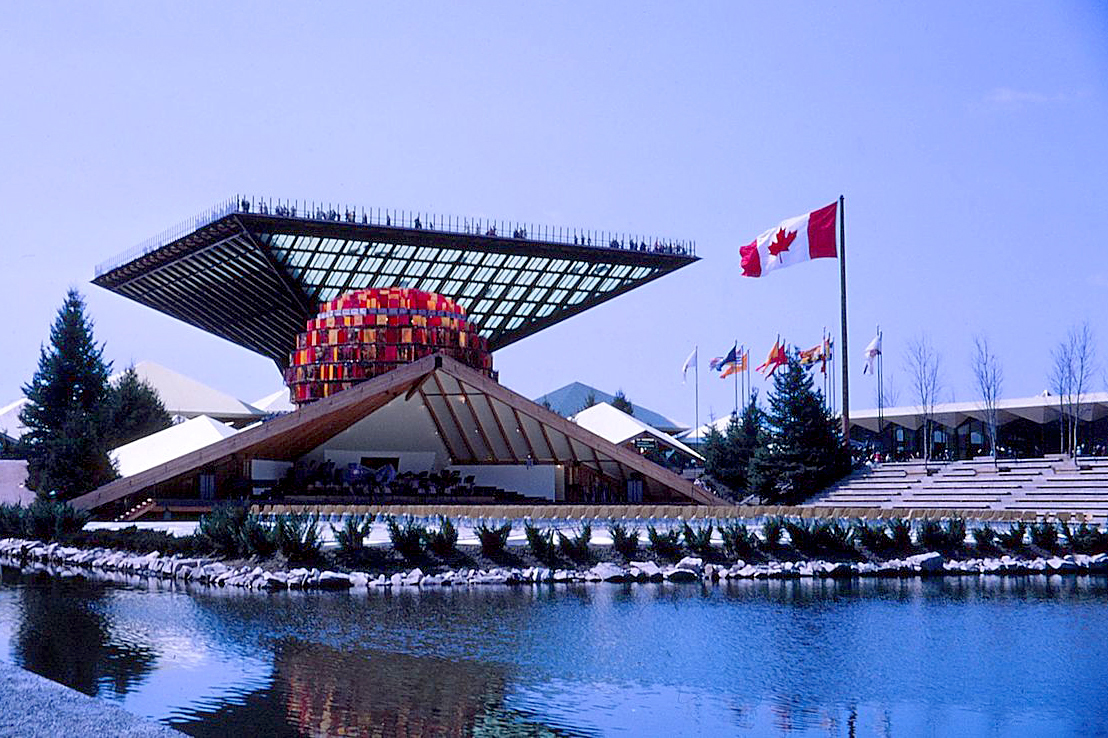 Au cours d’Expo 67, à Montréal, 11 millions de personnes ont visité le pavillon du Canada, une pyramide inversée de neuf étages appelée Katimavik, « lieu de réunion » en inuktitut. (Bibliothèque et Archives Canada)