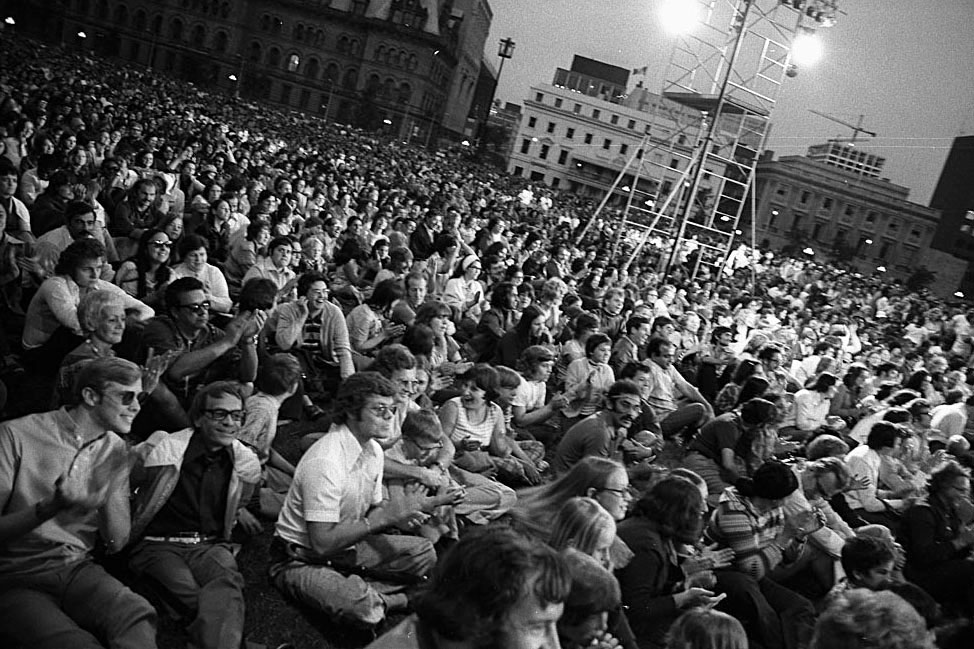 Le concert de la fête du Dominion a réuni une grande foule sur la Colline du Parlement en 1974. (Bibliothèque et Archives Canada)