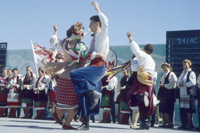 Des danseurs folkloriques ukrainiens lors des célébrations de la fête du Dominion en 1961. (Bibliothèque et Archives Canada)