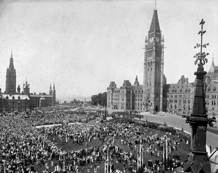 Des foules célèbrent la fête du Dominion en 1927, soit le jubilé de diamant de la Confédération, sur la Colline du Parlement à Ottawa. (Bibliothèque et Archives Canada)