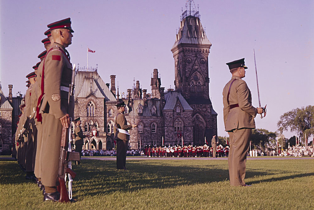 Les Gardes canadiens du régiment d’infanterie lors d’un exercice militaire au cours des cérémonies de la fête du Dominion en 1961 sur la Colline du Parlement. (Bibliothèque et Archives Canada)