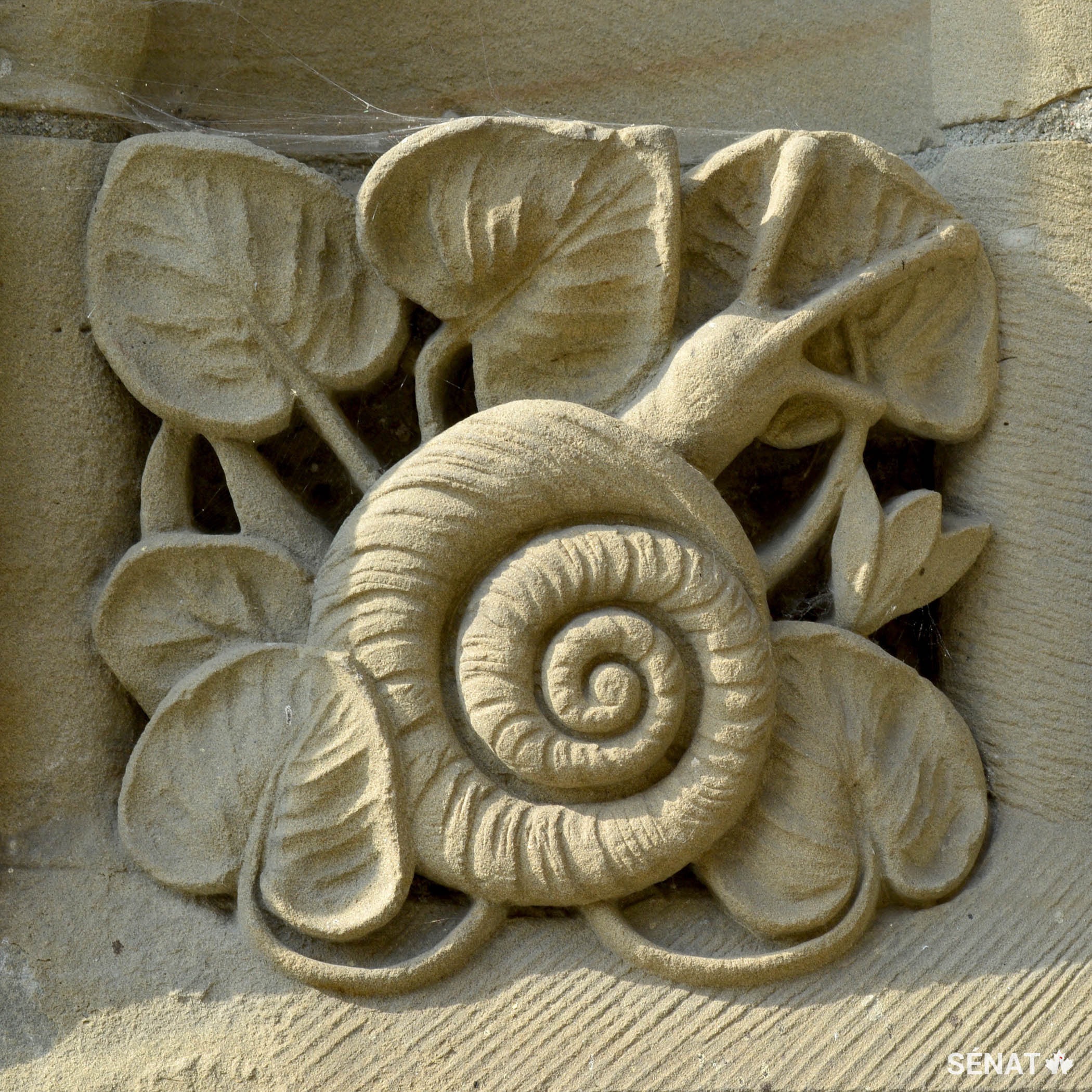 Un bas-relief qui illustre un escargot orne la base de la Tour de la Paix.