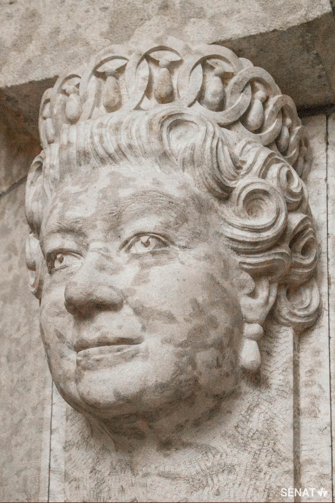 Cette sculpture de la tête de la reine Elizabeth II a été ajoutée, en 2010, parmi cinq autres sculptures de ses prédécesseurs.