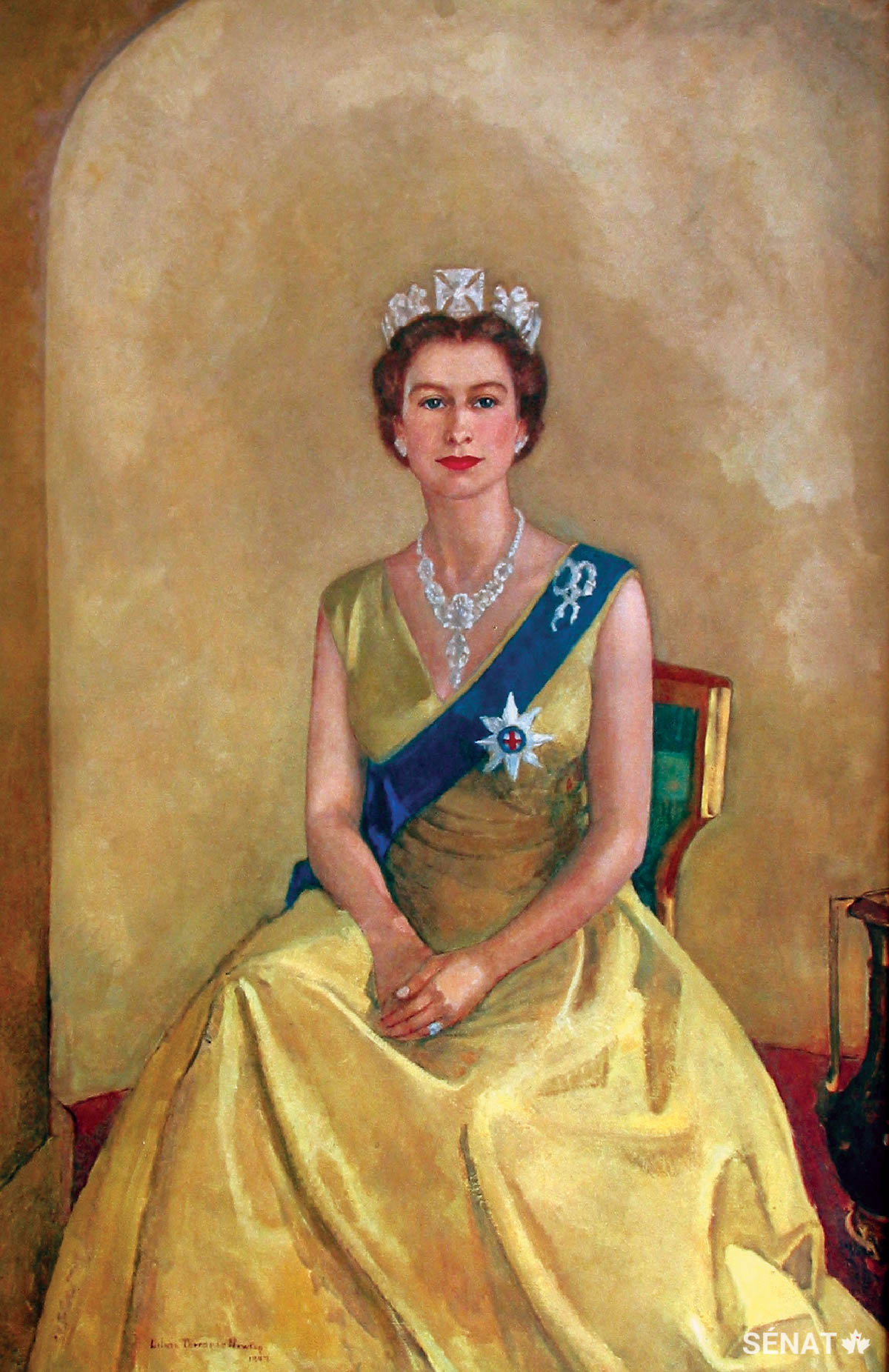 Ce portrait de 1957 représentant la reine Elizabeth II à 31 ans, soit cinq ans après le début de son règne, a été peint par Lilias Torrance Newton. Il s’agit de l’une des deux peintures originales situées dans le foyer du Sénat et la seule qui soit l’œuvre d’un artiste canadien.