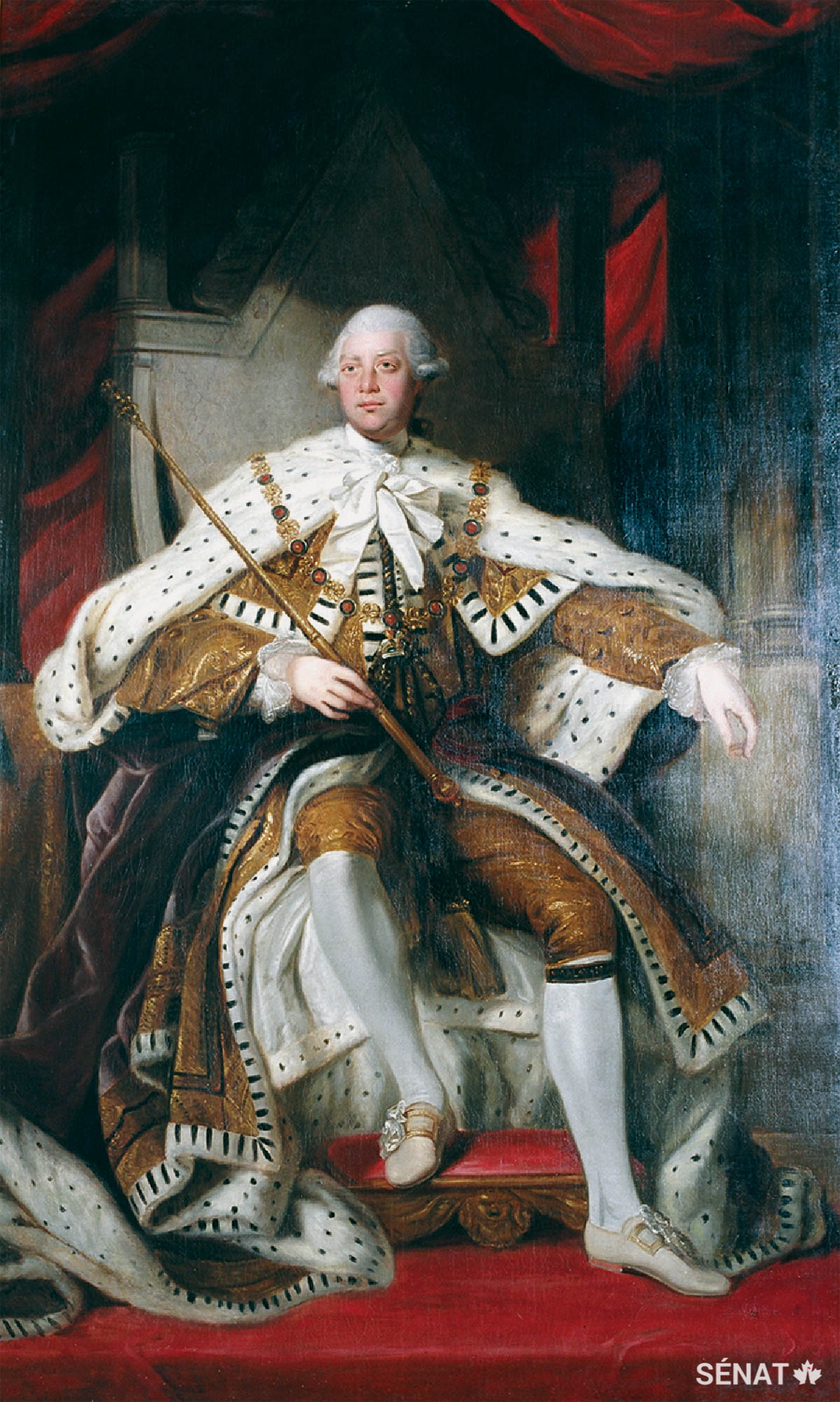 Le portrait de George III est accroché sur le mur sud du foyer. George entretenait une relation plutôt conflictuelle avec son portraitiste officiel, Joshua Reynolds. En dépit de leurs différences personnelles, Reynolds a représenté le roi avec toute la grandeur et l’étoffe d’un monarque idéal du siècle des Lumières.