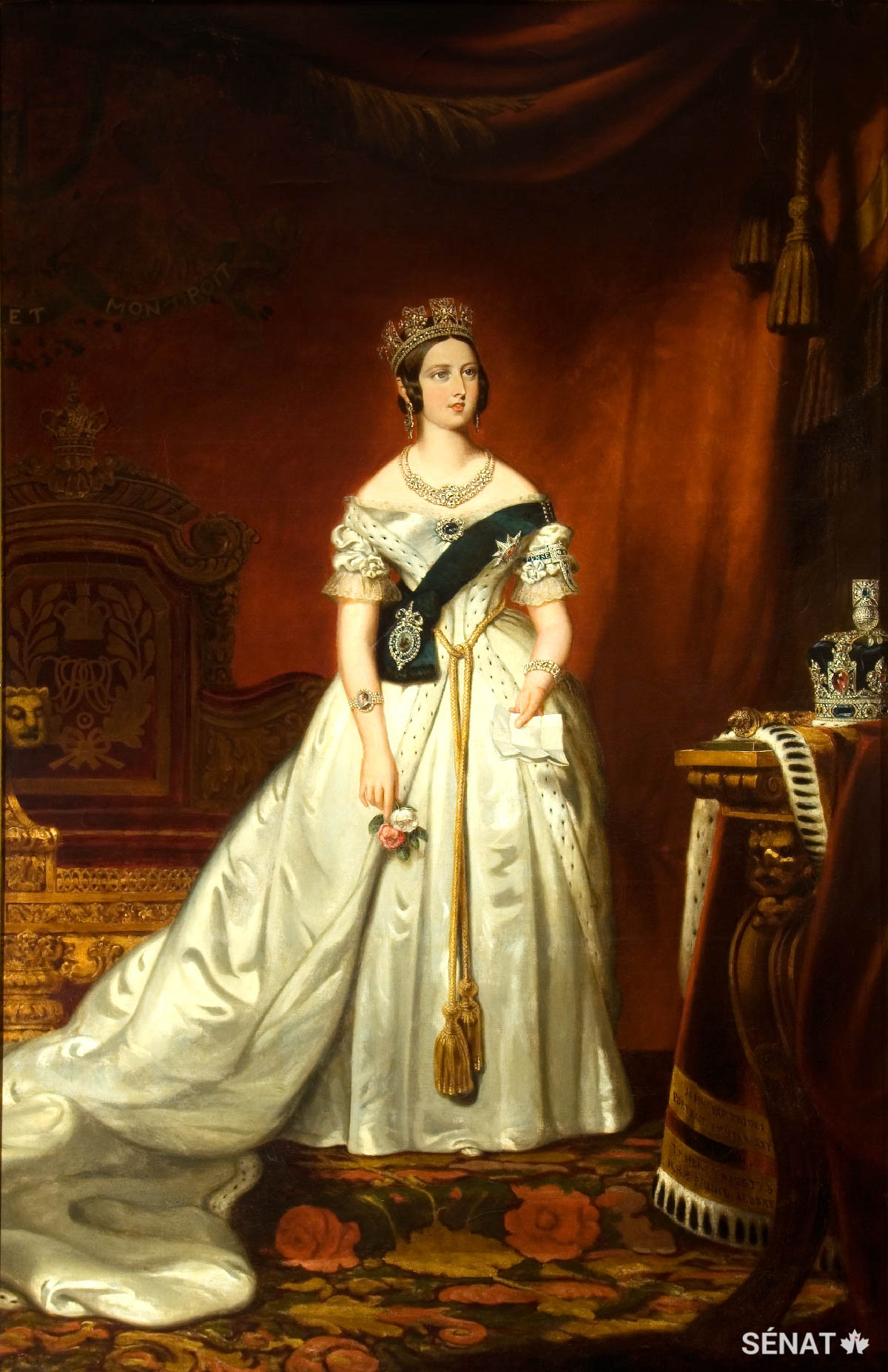 Le portrait plein pied de la reine Victoria a été obtenu en 1849 afin d’être exposé au marché Bonsecours de Montréal, qui a brièvement abrité le Parlement de la province du Canada. La peinture a échappé à quatre incendies avant d’être exposée dans le foyer du Sénat.