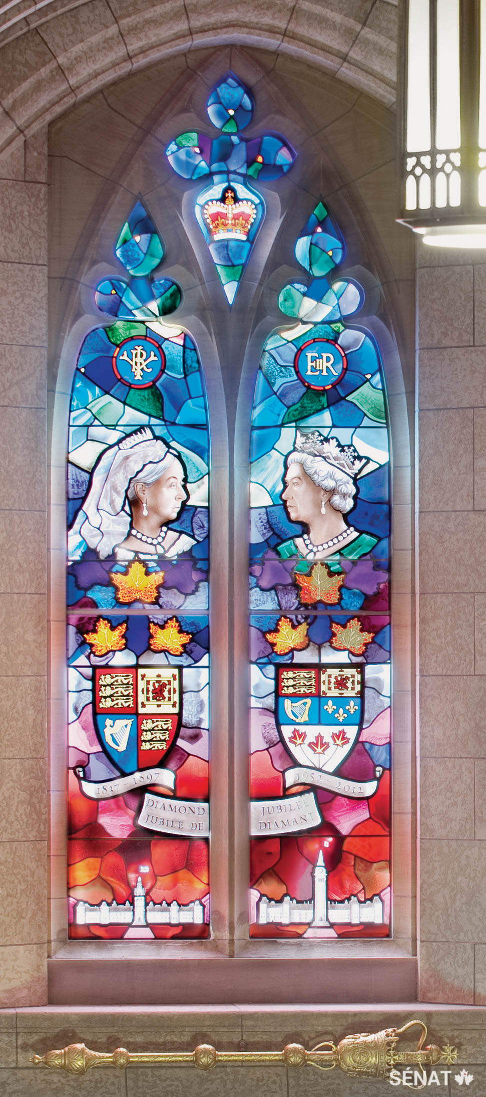 M. White a supervisé l’installation du vitrail du jubilé de diamant au-dessus de l’escalier menant au foyer du Sénat et il a sculpté la masse du Sénat dorée qui se trouve sous le vitrail.