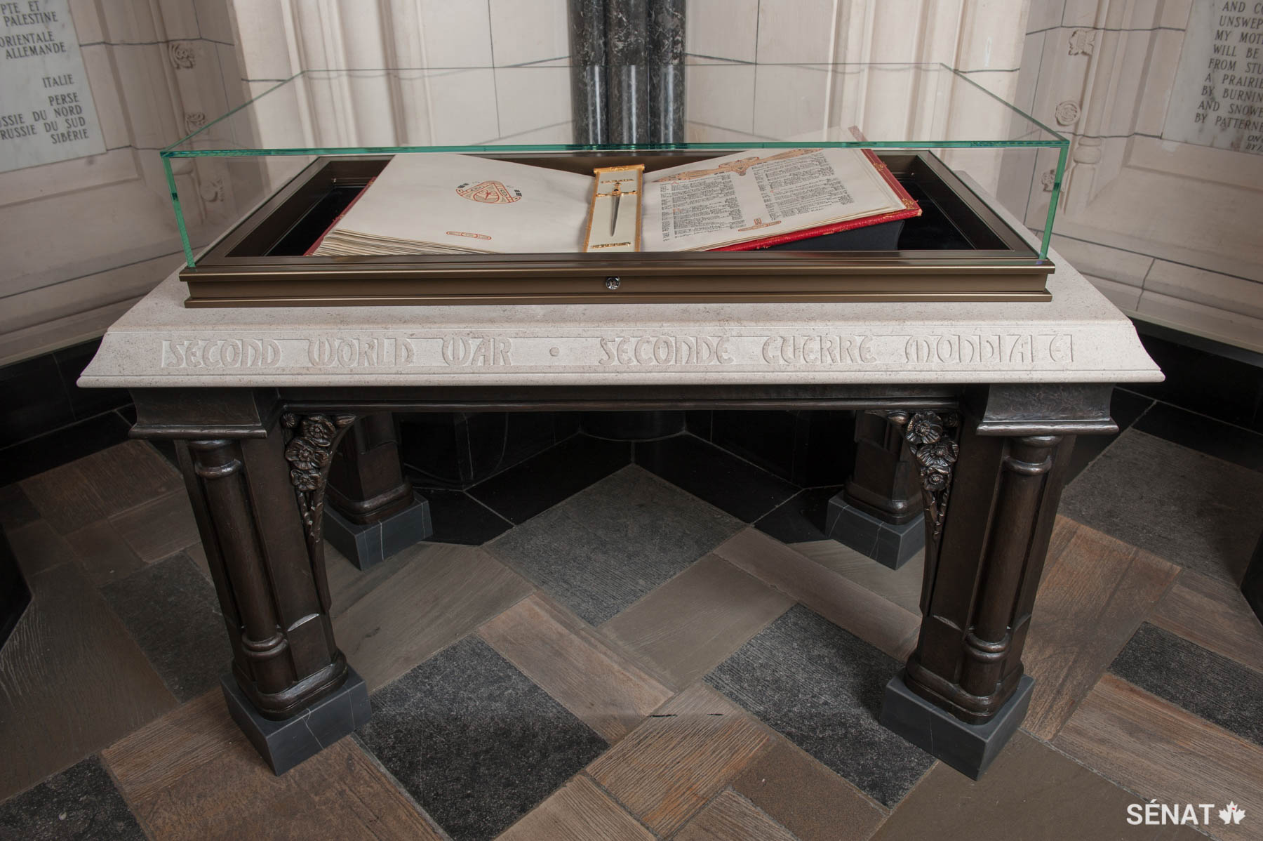 Cet autel du Livre du Souvenir de la Seconde Guerre mondiale a été installé dans la Chapelle du Souvenir en 2014, aux côtés de six autres autels. Ils entourent un autel central dédié aux Canadiens qui se sont battus et qui ont donné leur vie durant la Première Guerre mondiale.