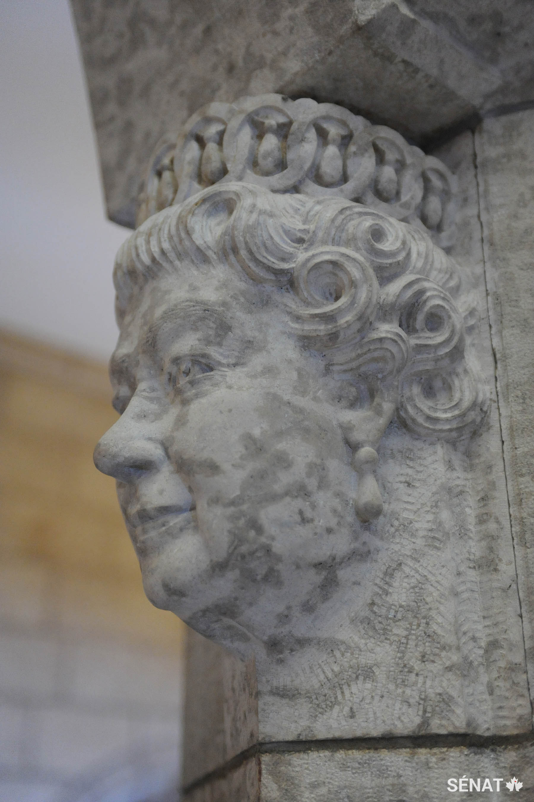 Ce portrait de la tête de la reine Elizabeth II, sculpté dans de la pierre de Tyndall du Manitoba, a été installé dans le foyer du Sénat en 2010.