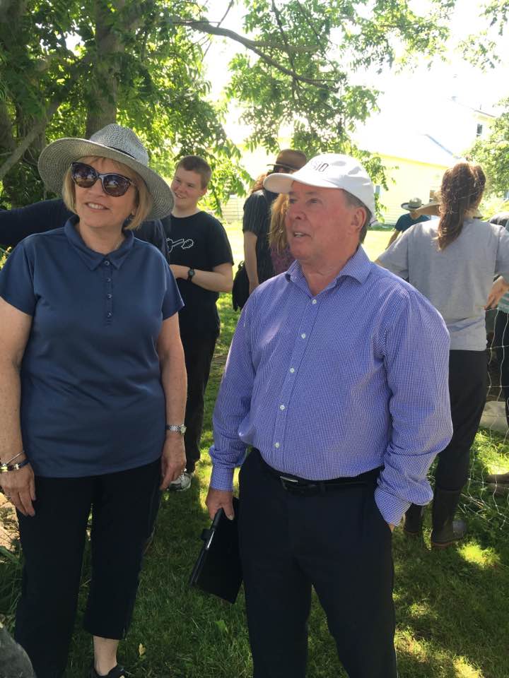 La sénatrice Nancy Hartling et le sénateur Jim Munson ont visité le centre Open Sky à Sackville au Nouveau-Brunswick, en juillet.