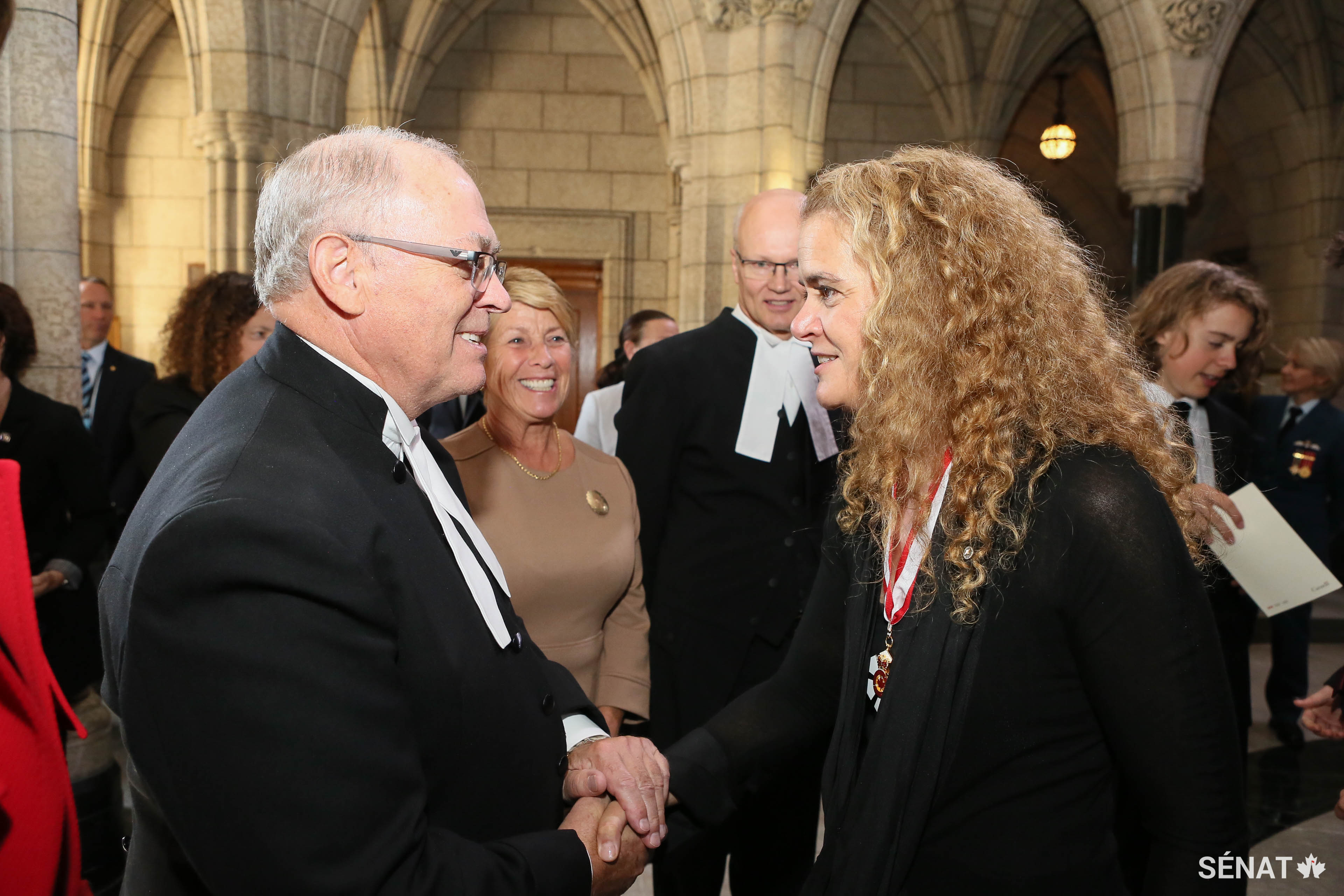 Le Président du Sénat, George J. Furey, donne une chaleureuse poignée de main à la gouverneure générale désignée, Julie Payette, lors de son arrivée sur la Colline du Parlement pour son assermentation à titre de 29e gouverneure générale du Canada.