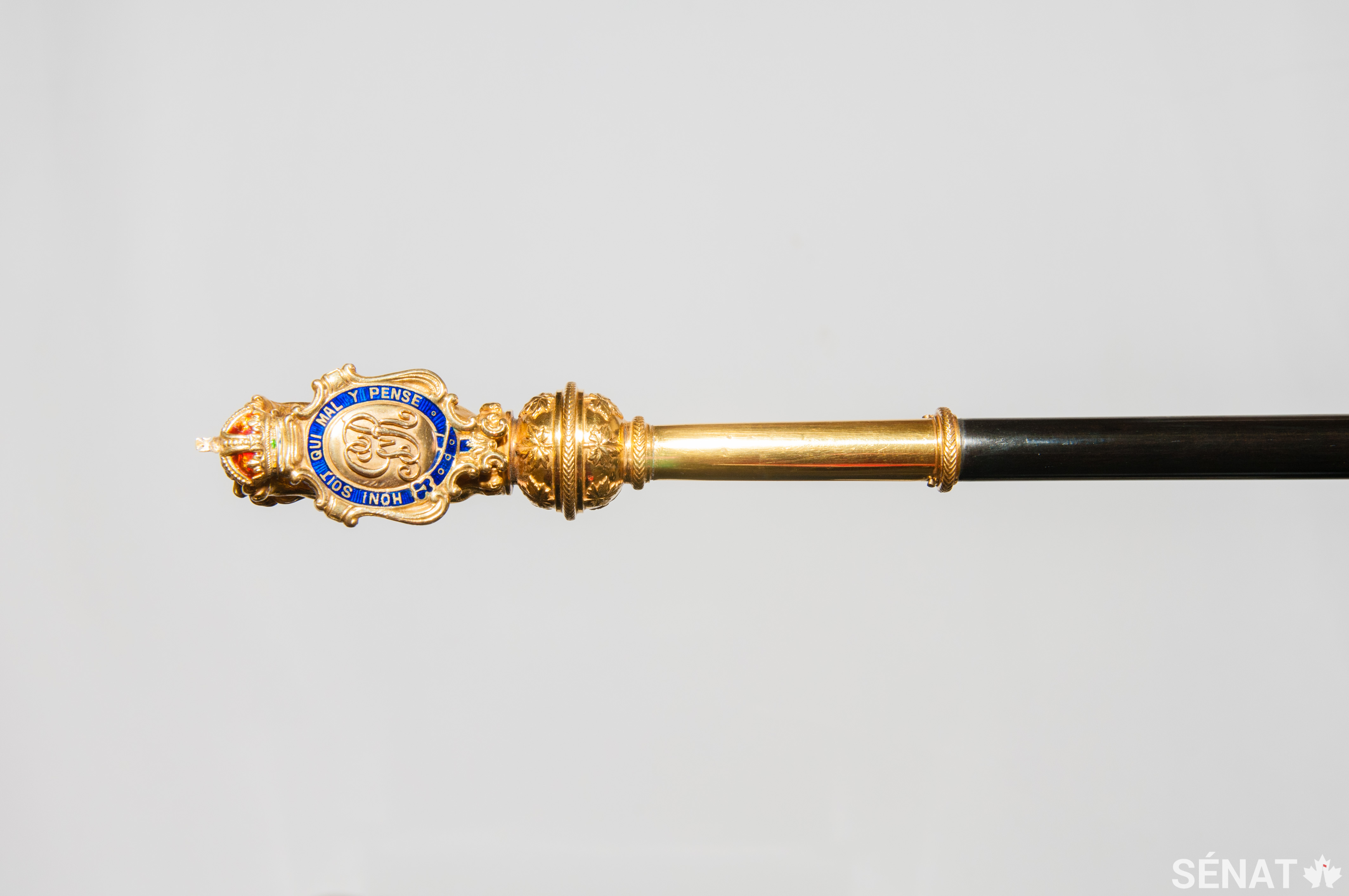 Bien que le bâton noir britannique est décoré du monogramme du roi Édouard VII, le bâton noir canadien est décoré du monogramme du roi Georges V, soit le roi qui régnait à l’époque de sa conception en 1916.