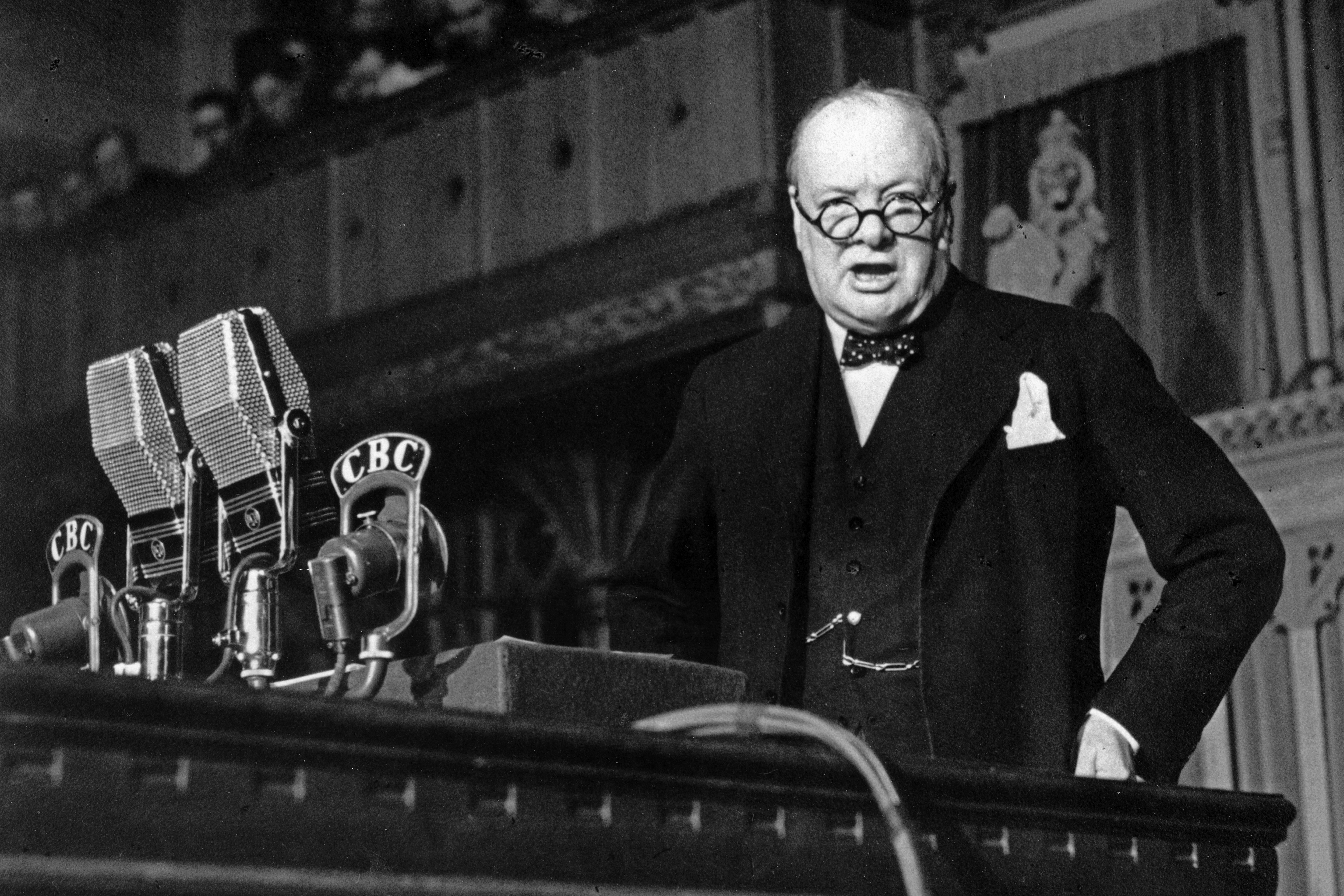 Le premier ministre britannique, Winston Churchill, prononce un discours de temps de guerre à la Chambre des communes du Canada en 1941. (Bibliothèque et Archives Canada)