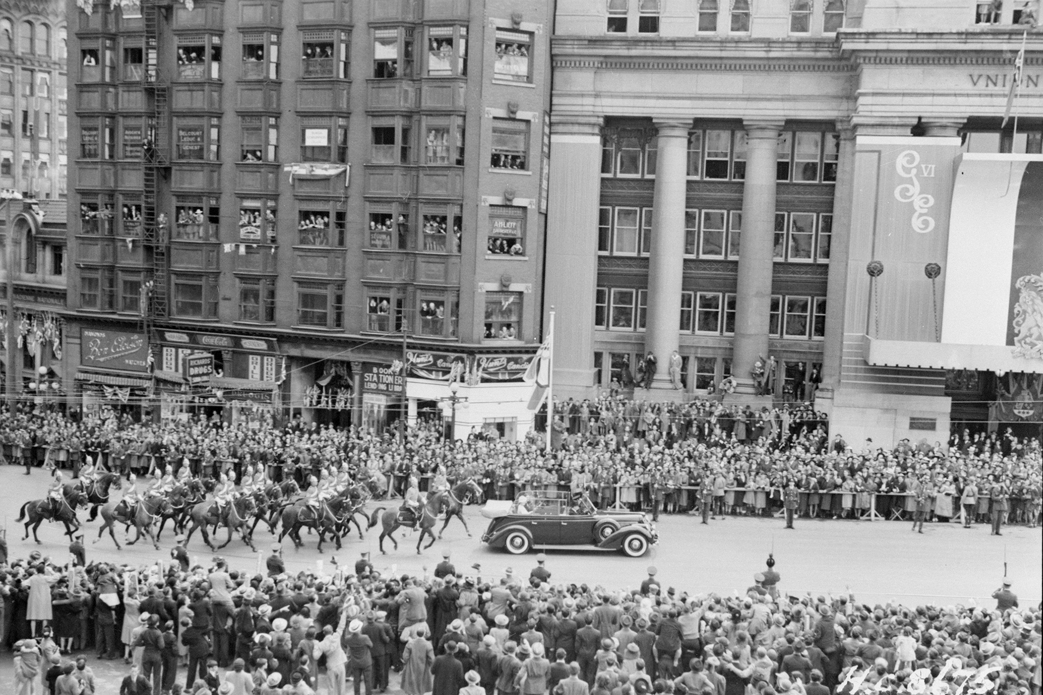 King George VI and Queen Elizabeth, the Queen Mother, pass Ottawa’s Union Station during their 1939 visit to the capital. (Library and Archives Canada)