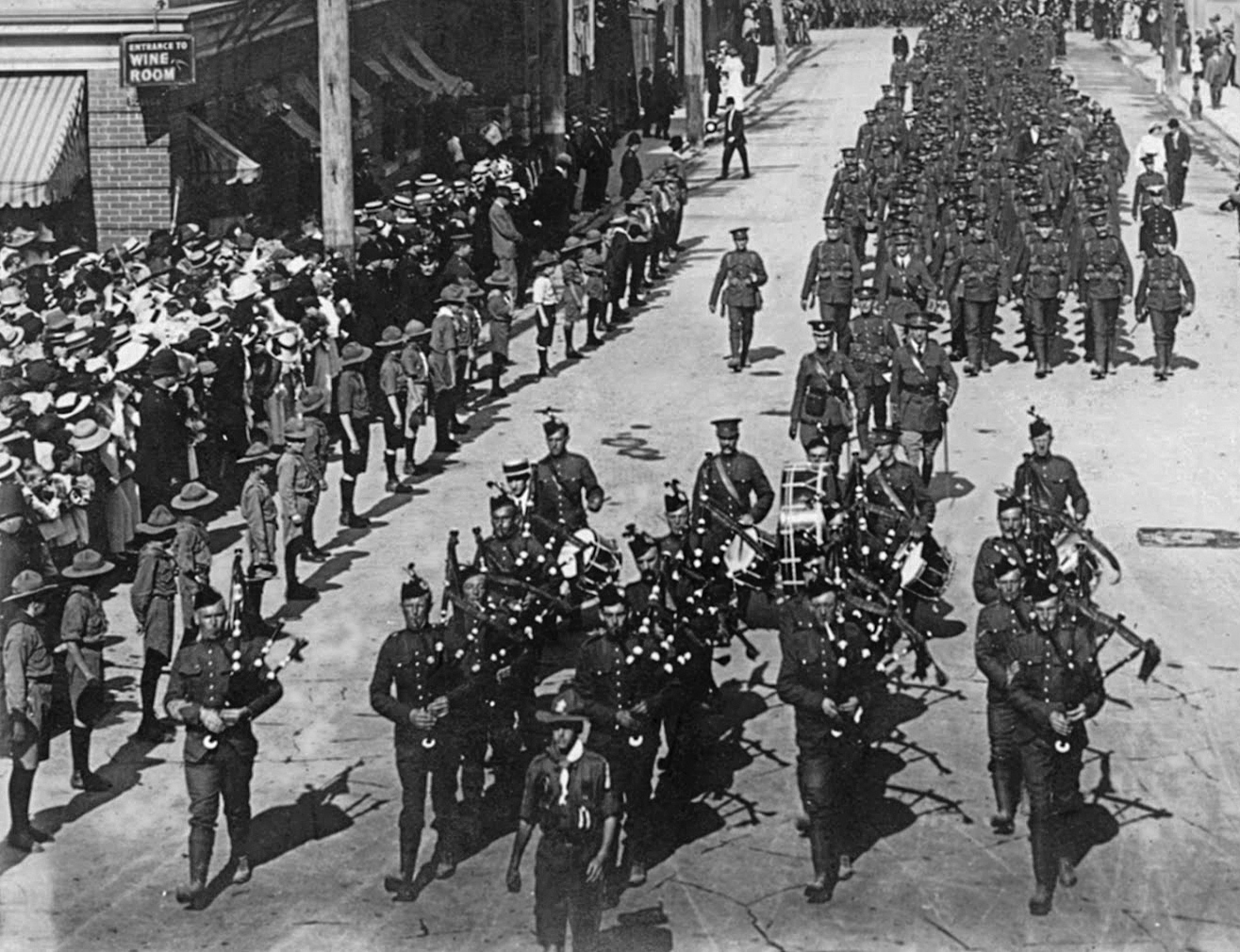 En août 1914, les troupes du <em>Princess Patricia’s Canadian Light Infantry</em> défilent dans la Ville d’Ottawa en route vers la gare centrale <em>Grand Trunk</em> avant de finalement quitter pour se rendre au front occidental. Sur les 1 089 hommes de cette cohorte initiale, seulement 44 ont survécu à la guerre. (Bibliothèque et Archives Canada)