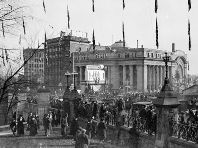Le 11 novembre 1918, un grand défilé de la victoire passe devant la gare centrale <em>Grand Trunk</em> sur le chemin de la Colline du Parlement après la capitulation des Allemands. (Bibliothèque et Archives Canada)