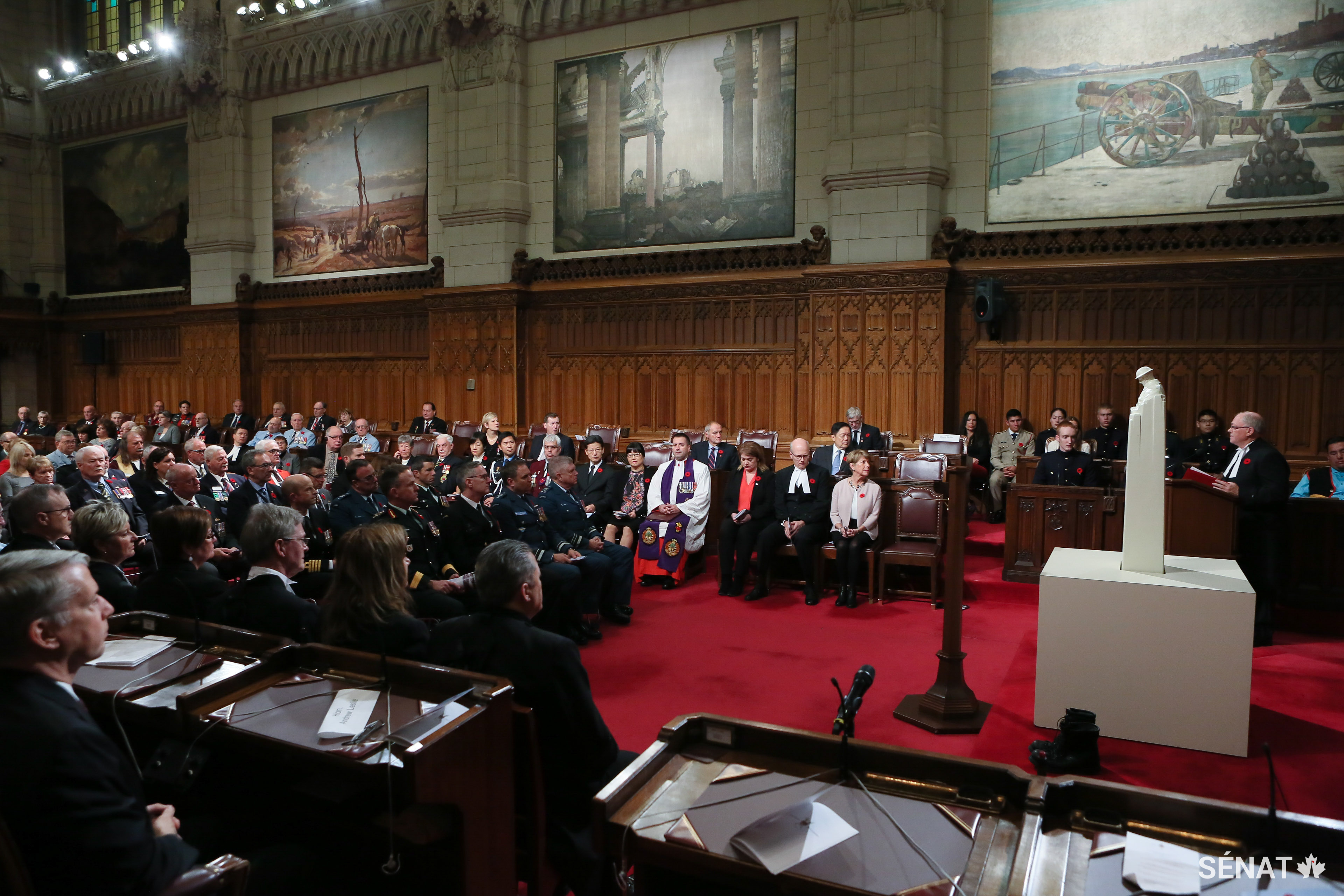 Le Président George J. Furey s’adresse à l’auditoire qui a rempli la Chambre du Sénat pour parler de la dette qu’ont les Canadiens envers les hommes et les femmes qui portent l’uniforme.
