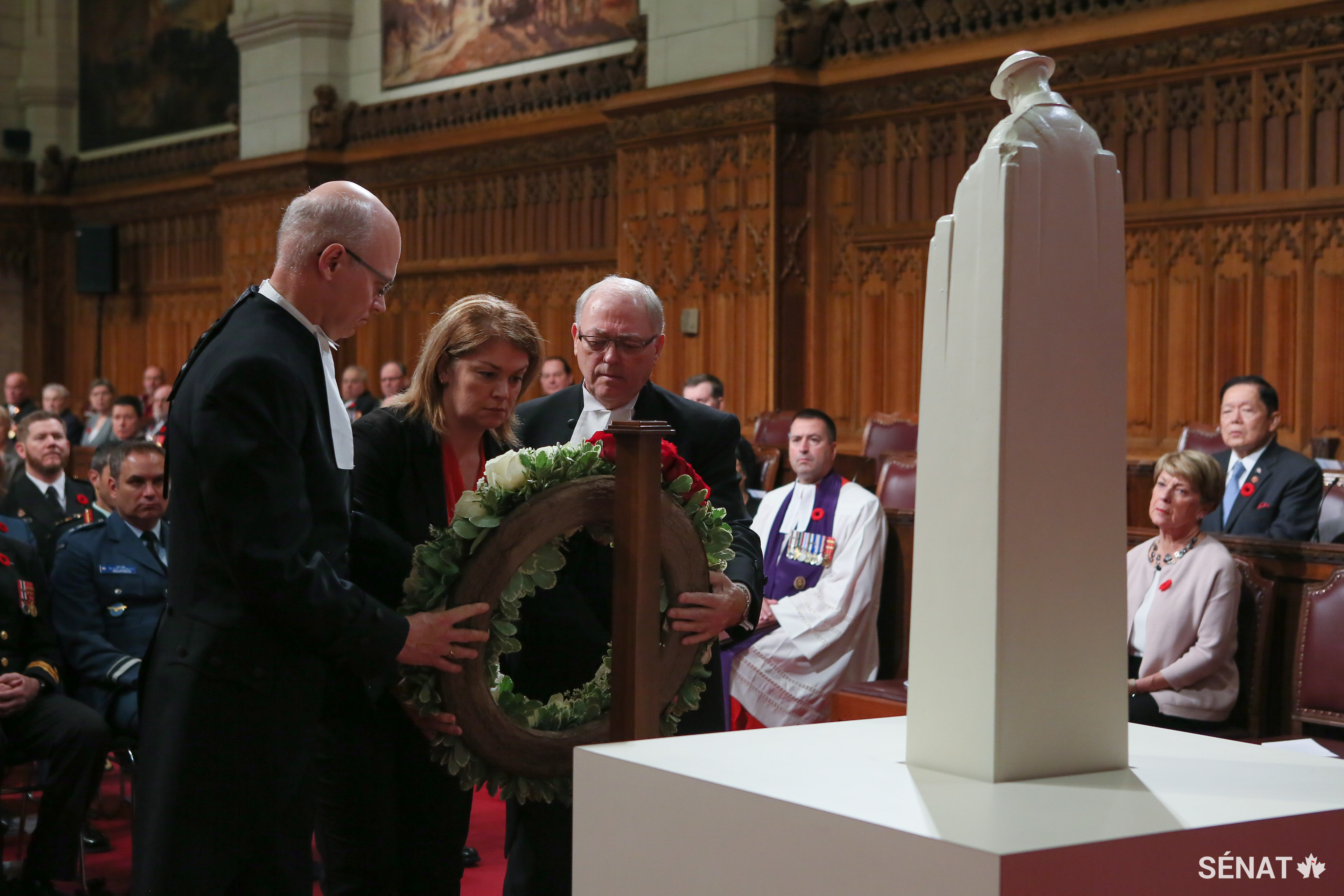 Le Président Furey, la députée Sherry Romanado (secrétaire parlementaire du ministre des Anciens Combattants) et le Président de la Chambre des communes, Geoff Regan, déposent une couronne en l’honneur des Canadiens tombés au combat.