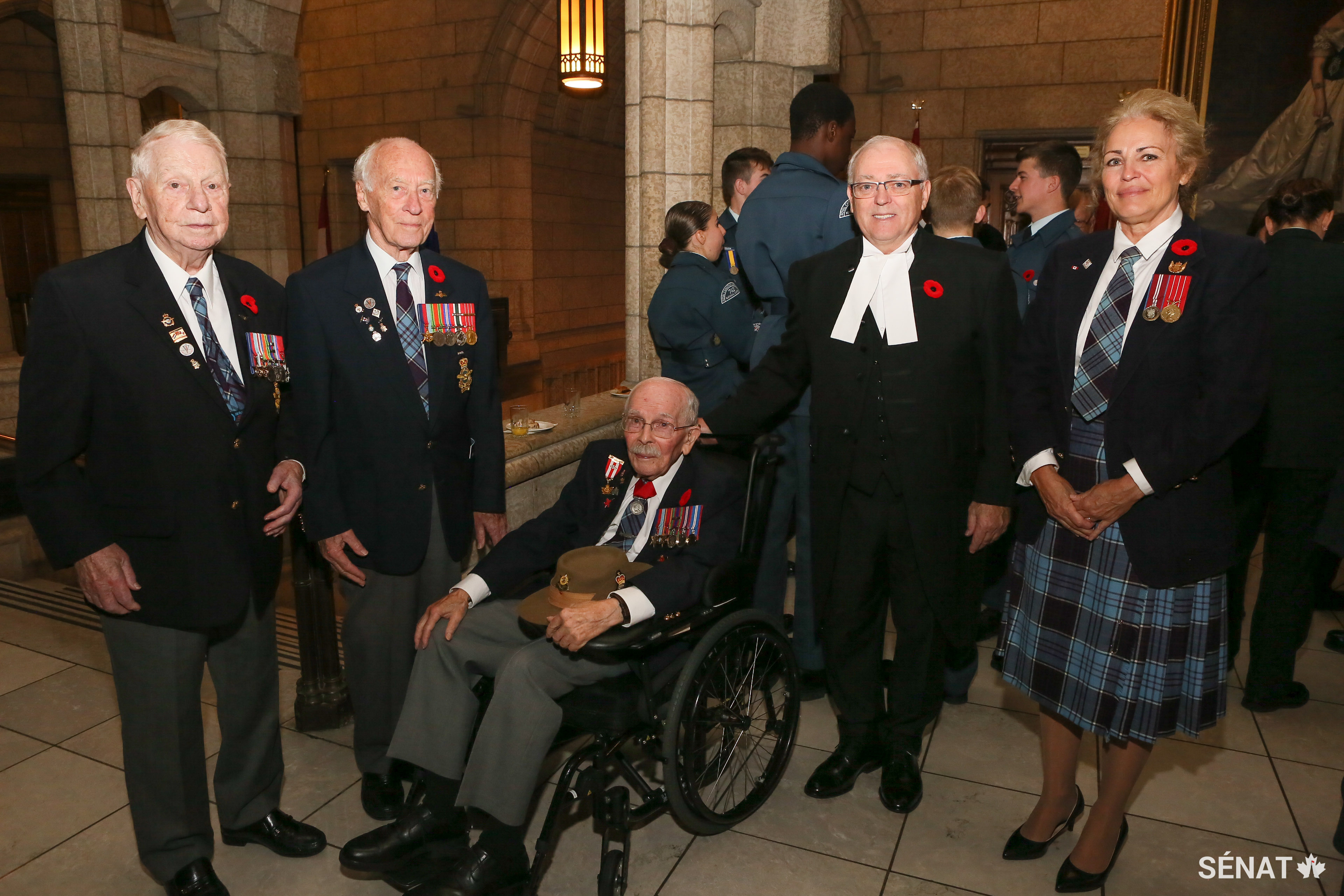 Le Président Furey s’entretient avec des vétérans des Forces armées canadiennes.