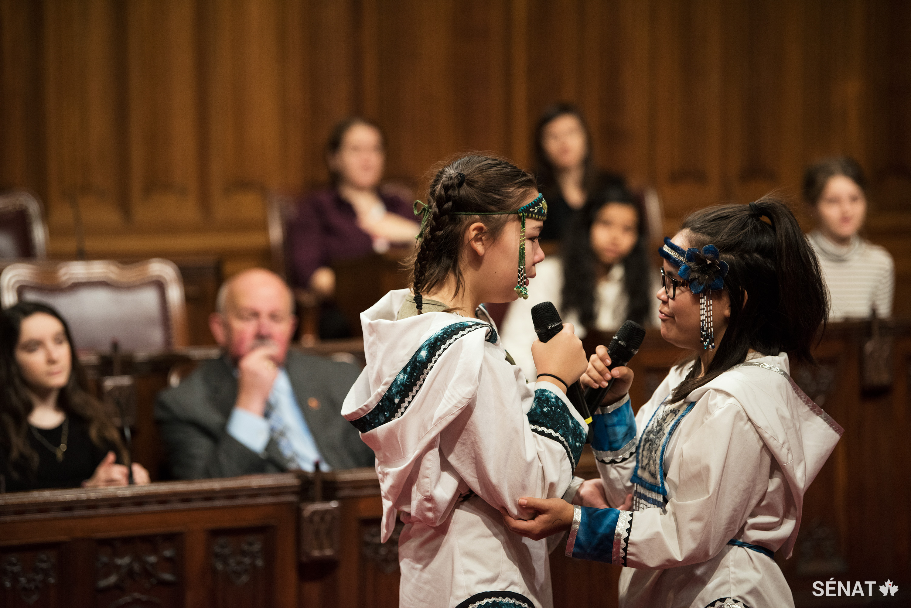Les interprètes inuites de chant guttural Cailyn DeGrandpré, à gauche, et Samantha Kigutak-Metcalfe, essaient de se faire rire l’une l’autre pendant un récital.