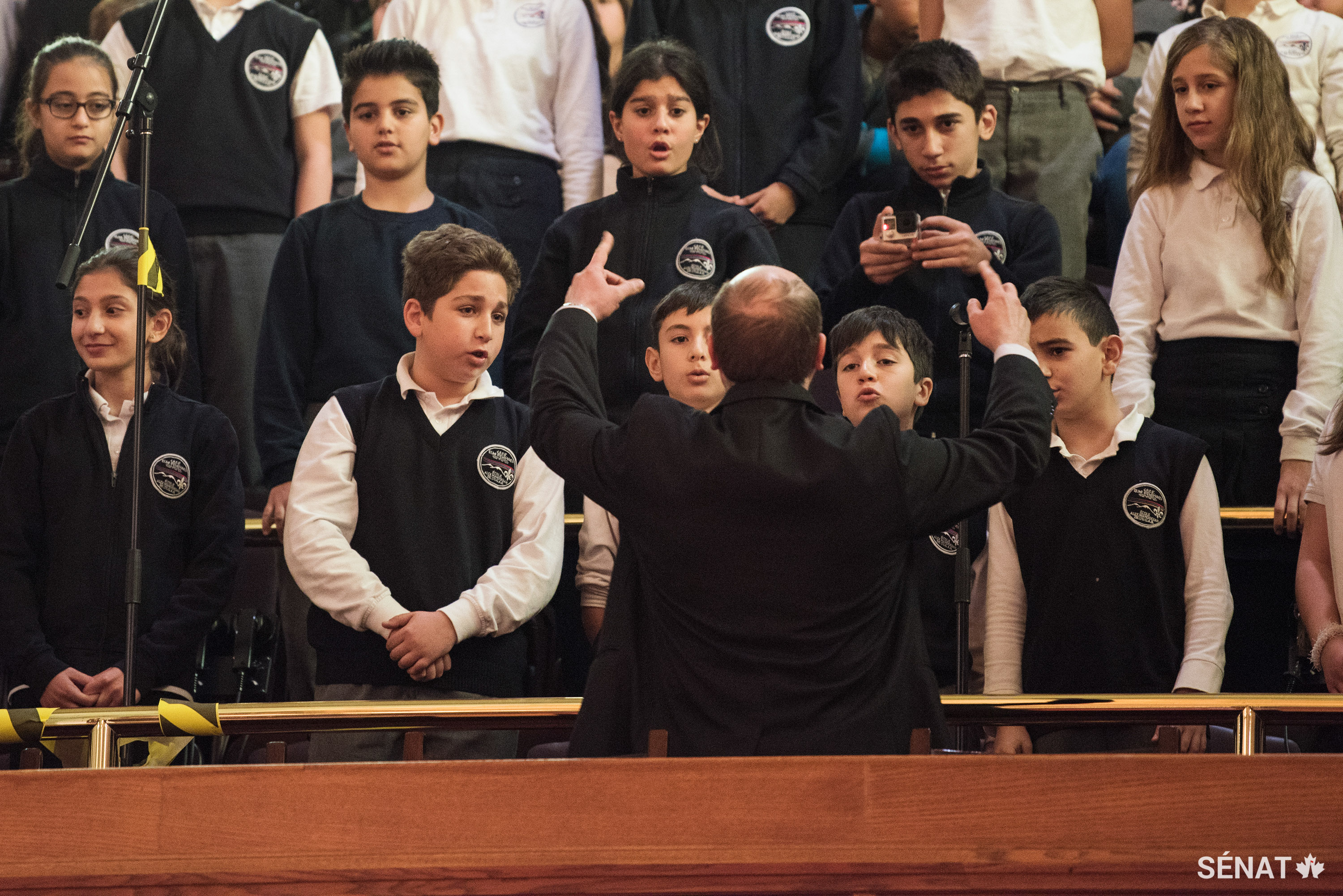 Des membres de la chorale de l’école AGBU - École Alex Manoogian de Montréal entonnent l’hymne national.