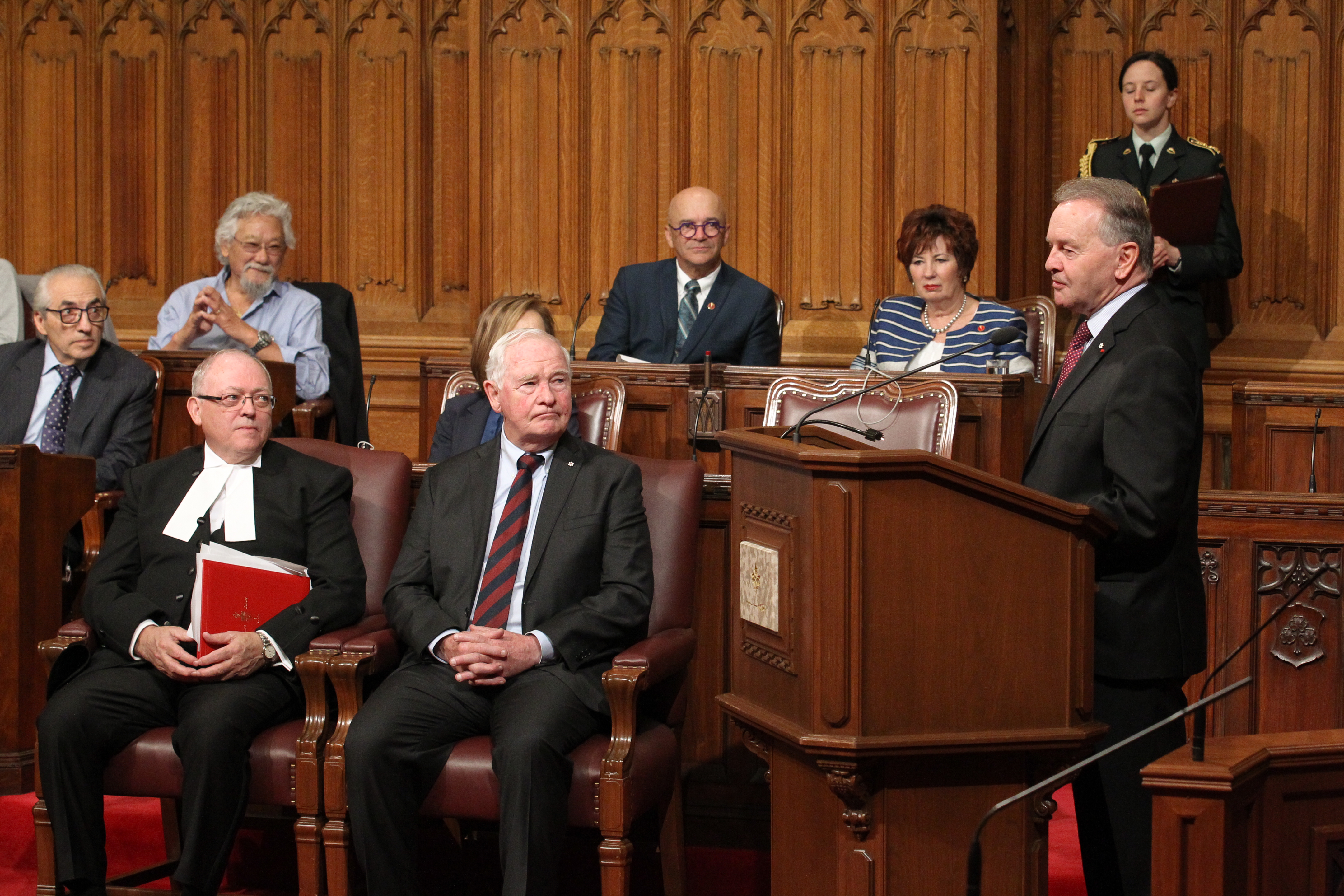 Le sénateur Joyal prononce le discours inaugural pour son évènement, le <a href='https://sencanada.ca/fr/sencaplus/nouvelles/passe-present-futur-le-symposium-du-senat-met-en-contexte-le-150e-du-canada/'>Symposium Canada 150 du Sénat</a>. Lors de cet évènement de deux jours, des leaders canadiens ont discuté de l’avenir qu’ils envisagent pour le Canada à l’occasion d’un forum de discussion portant sur des sujets comme les relations entre le Canada et les Premières Nations, le développement durable dans l’Arctique, l’influence de la Charte canadienne des droits et libertés, et l’importance de l’identité canadienne au sein de la Francophonie.