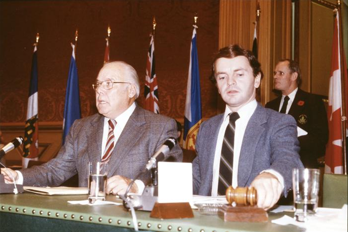 Le sénateur Harry Hayes et l’honorable Serge Joyal, député à l’époque, co-président le Comité mixte sur le rapatriement de la Constitution en 1981.