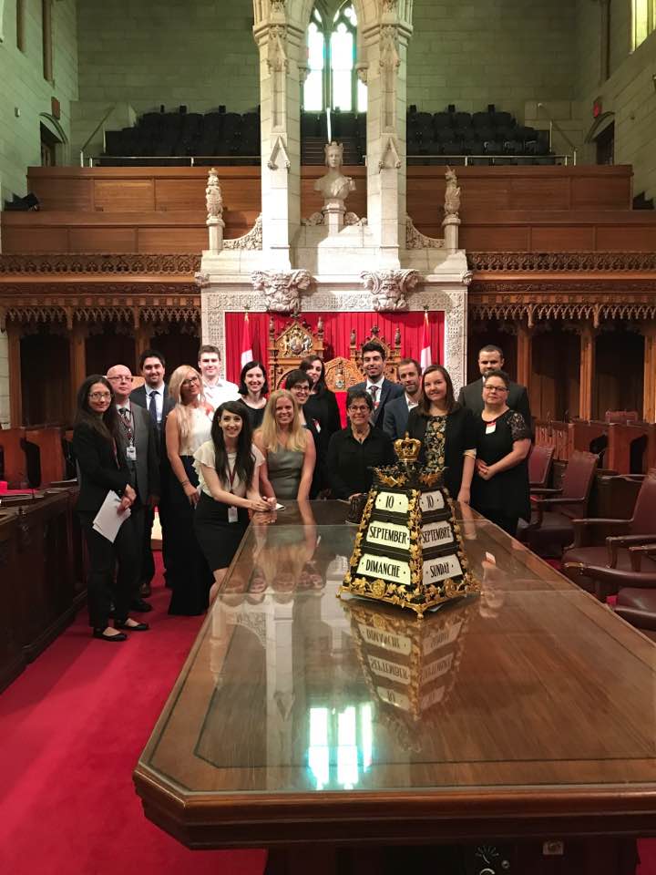 La sénatrice Kim Pate en compagnie de ses stagiaires de l’Université d’Ottawa dans la Chambre rouge.