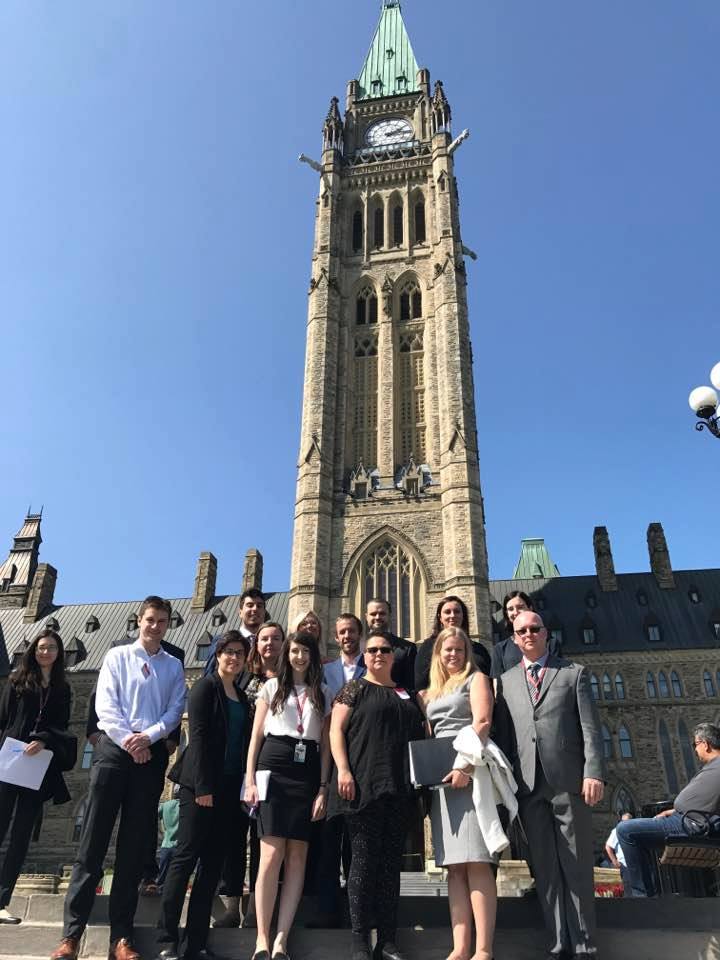 Des étudiants de l’Université d’Ottawa viennent travailler en tant que stagiaires pour la sénatrice Pate, sur la Colline du Parlement. Ce programme de stage leur permet de mieux comprendre le processus législatif et le travail des parlementaires.