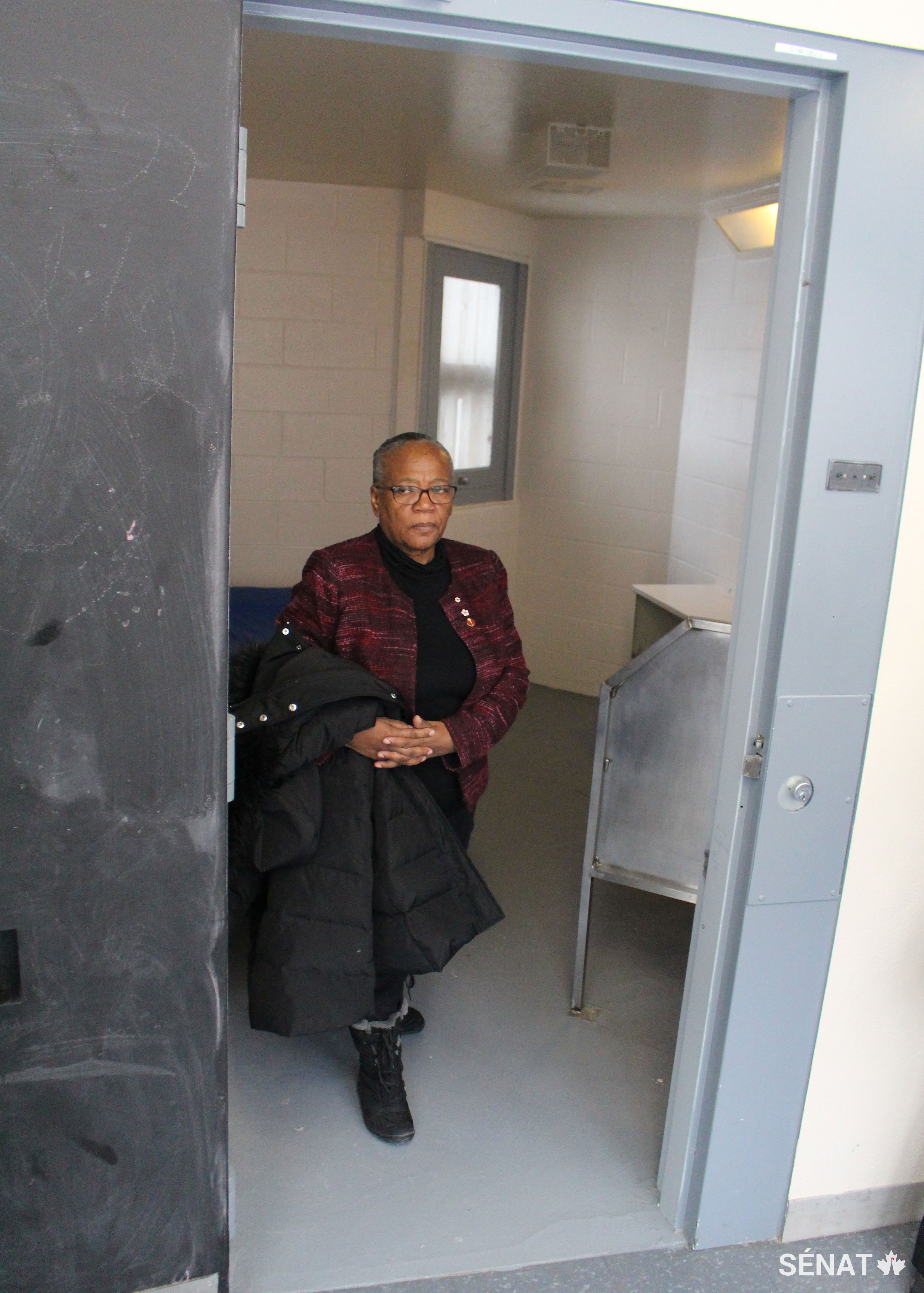 La sénatrice Wanda Thomas Bernard, présidente du Comité sénatorial des droits de la personne, quitte une cellule dans le secteur d'isolement de la prison pour femmes Grand Valley pendant une mission d'étude, le 9 février 2018.