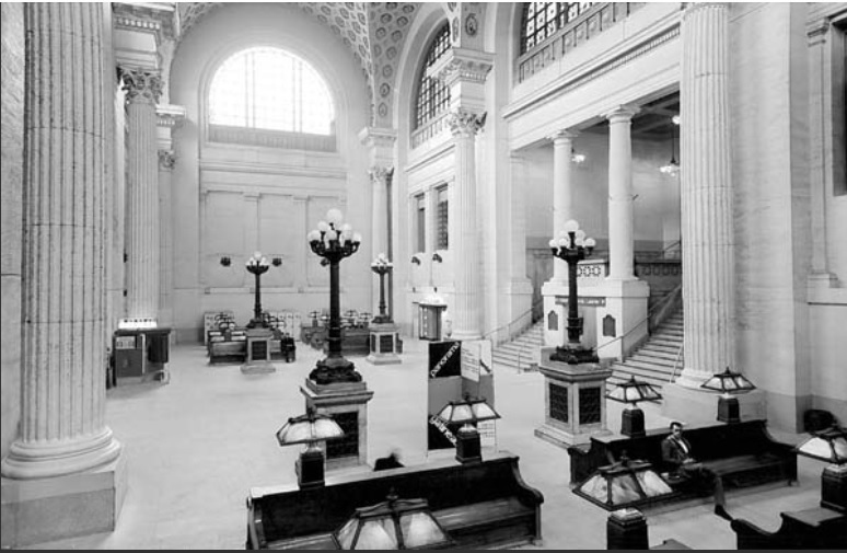 Twelve mahogany benches, seen here in the 1950s, were used in Union Station’s general waiting room, where travellers waited for their trains. (National Capital Commission)