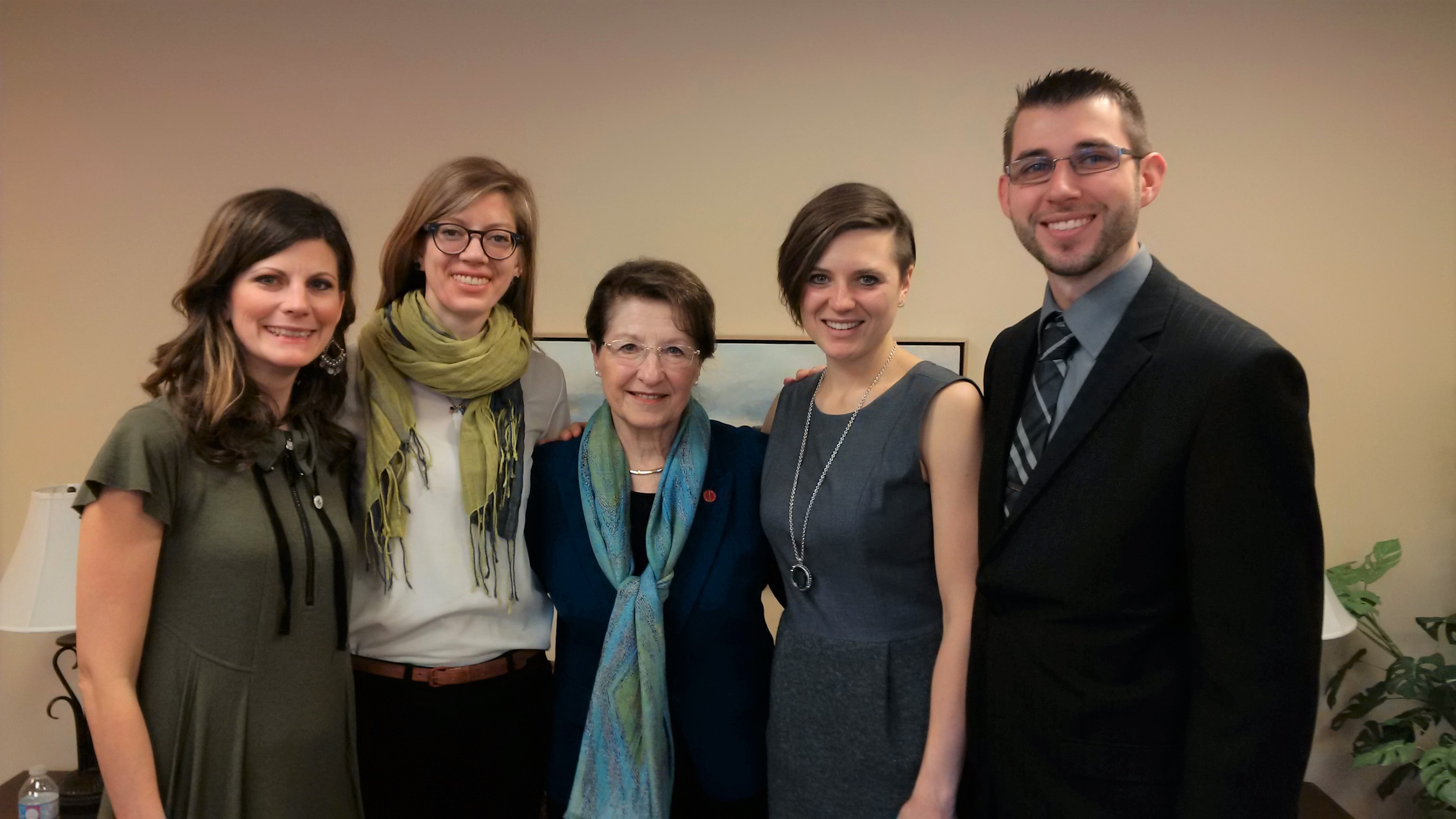 La sénatrice Betty Unger, au centre, prend une photo avec Lesley Biehn, Heidi Bezanson, Jenny Cote-Penrose et Jonathan Gale, qui faisaient partie de la délégation des jeunes adultes leaders de MY Canada Association en 2016.