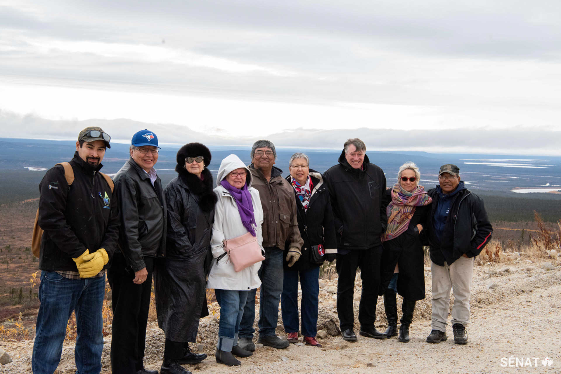 Le groupe en compagnie des leaders d’Old Crow, au sommet d’une montagne. Lors de leur visite, les membres du comité ont vu une infrastructure impressionnante, dont un vaste projet de production d’énergie solaire et un centre de recherche sur le pergélisol.