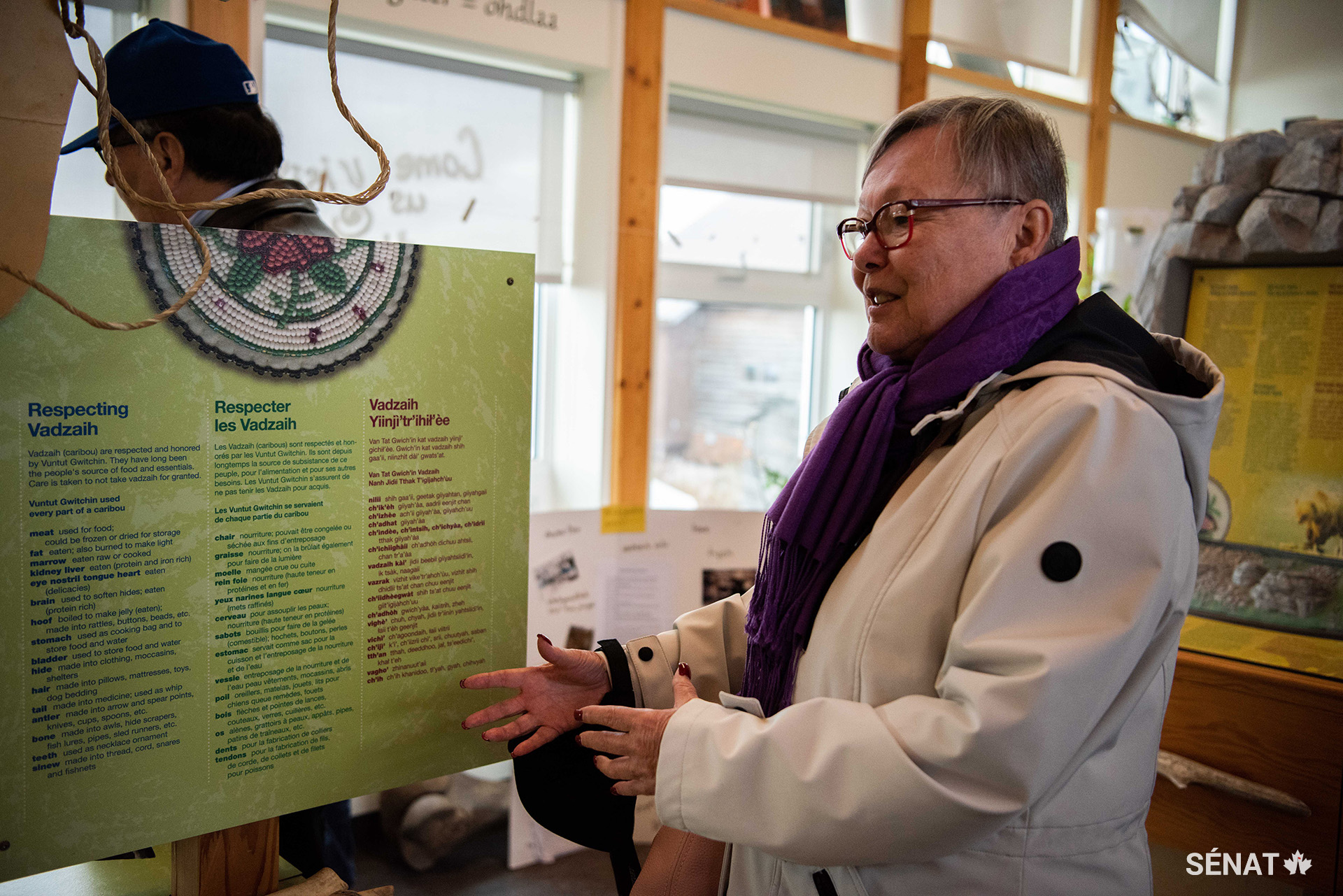 La sénatrice Lovelace Nicholas commente les étonnantes similitudes entre les outils traditionnels d’Old Crow, au Yukon, et ceux de sa communauté de la Première Nation Tobique, au Nouveau-Brunswick.