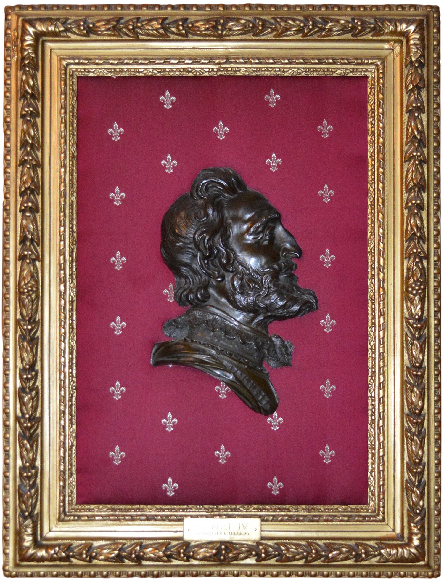 Un portrait de bronze du roi Henri IV orne les murs du Salon de la Francophonie. Le roi Henri IV a rebâti l’économie française, affaiblie par 36 années de guerres civiles religieuses, et a personnellement financé plusieurs expéditions de l’explorateur Samuel de Champlain.