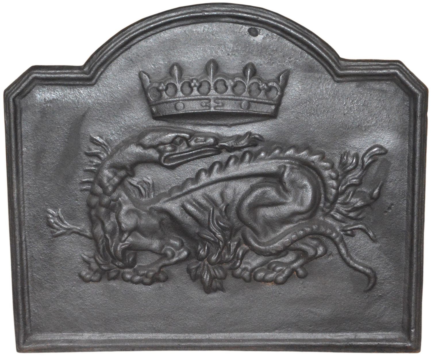 Sur la plaque d’une cheminée en fonte au Salon de la Francophonie, une salamandre décore l’emblème du roi François 1er.