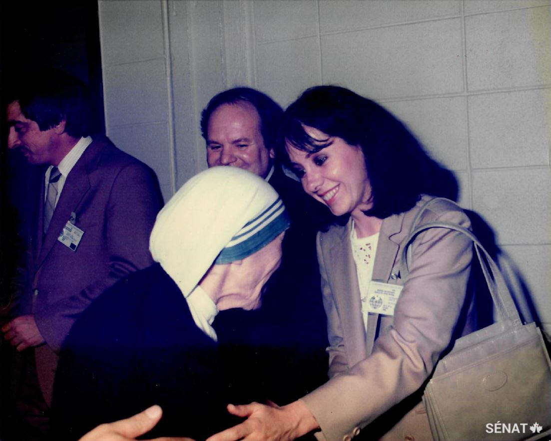 La sénatrice Saint-Germain a eu le privilège d’être l’accompagnatrice de Mère Teresa dans la portion québécoise de son séjour au Canada en 1986. (Crédit photo : Michel Bourassa)
